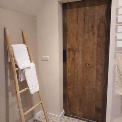 Barnwood deur met historische details