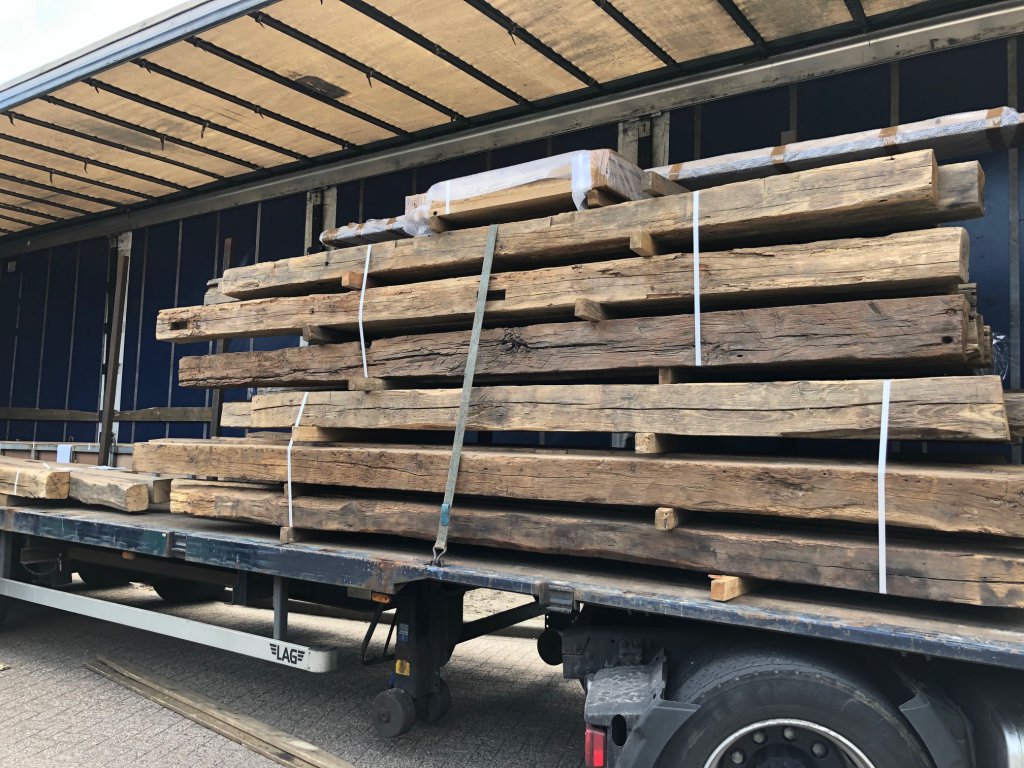 grote voorraad oud eiken hout