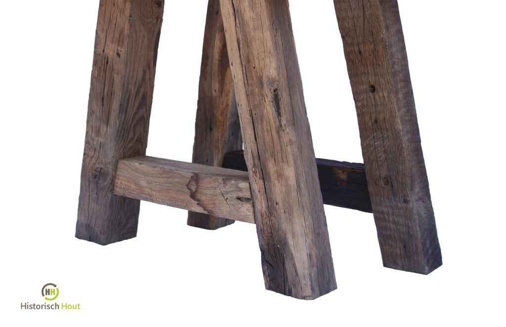 Ein Tischbein aus Eichenholz