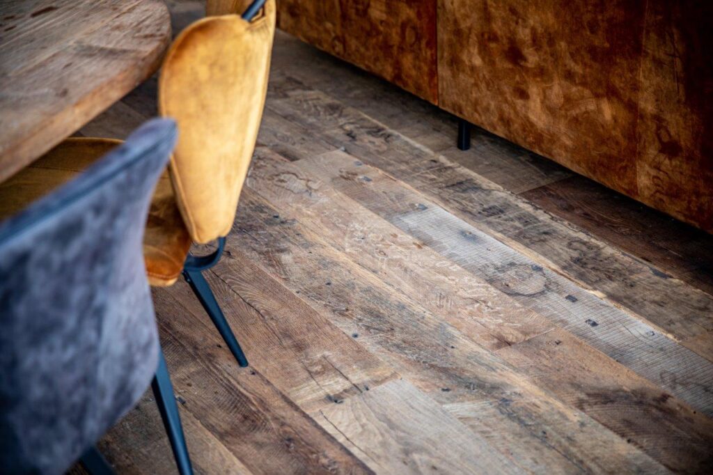 Fußboden aus Eichenaltholz