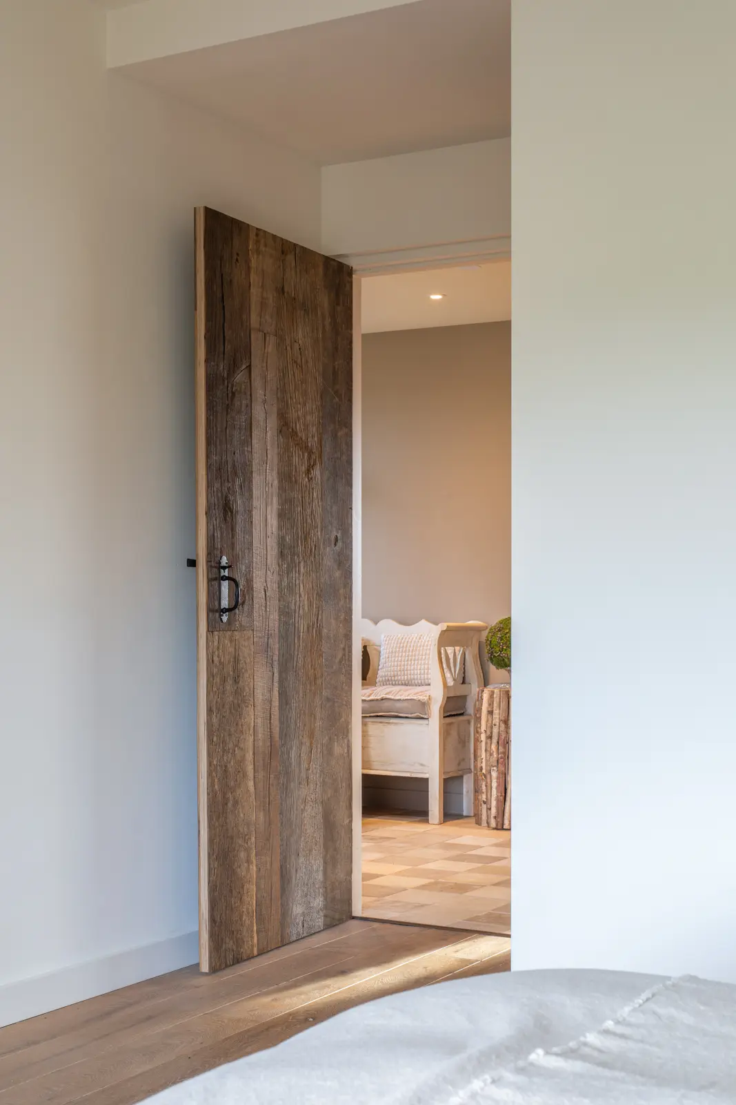 Oud eiken deur op maat in slaapkamer