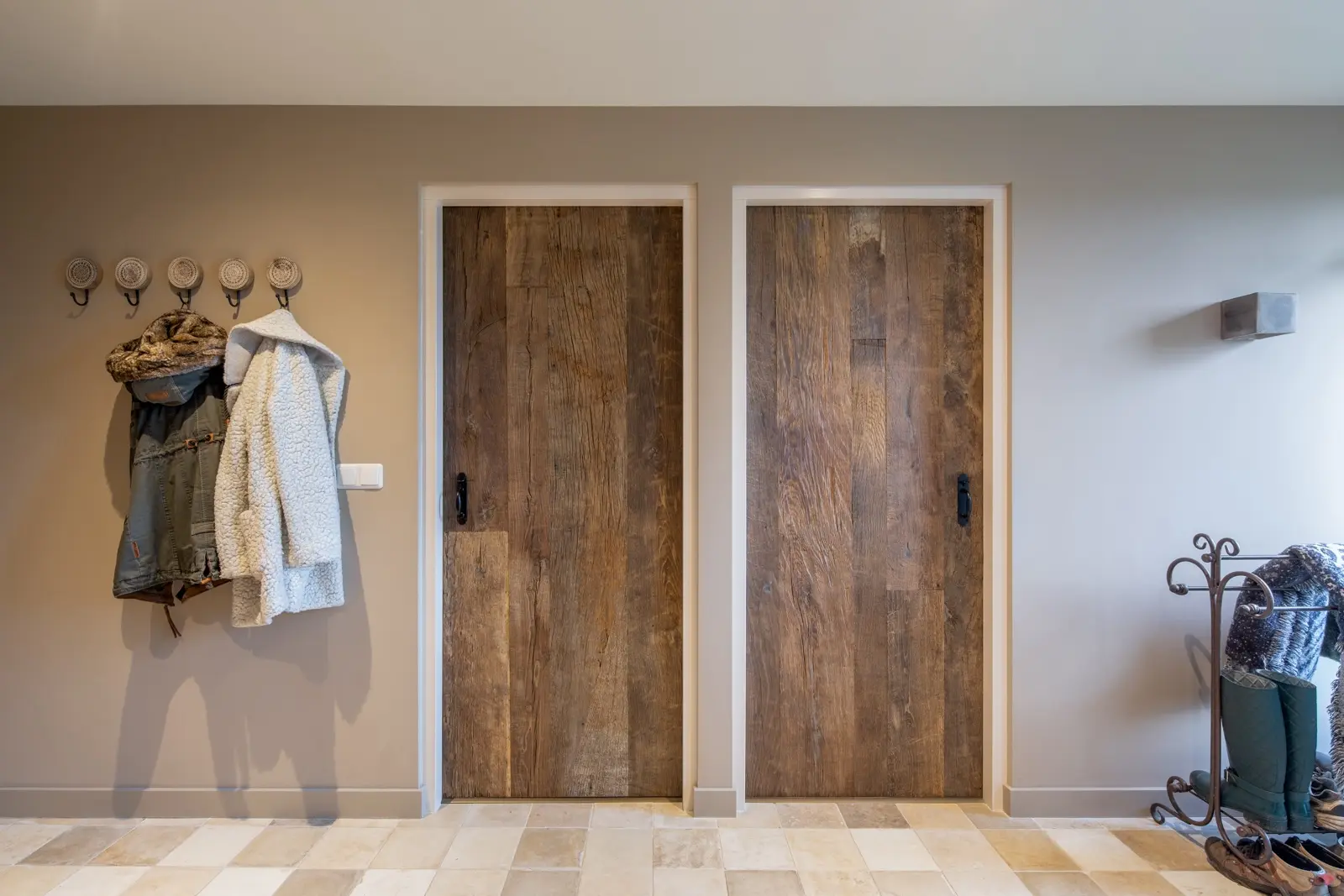 Oude eiken deuren van oud hout