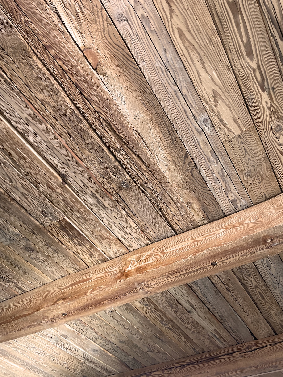 Oud grenen plafond in een woning