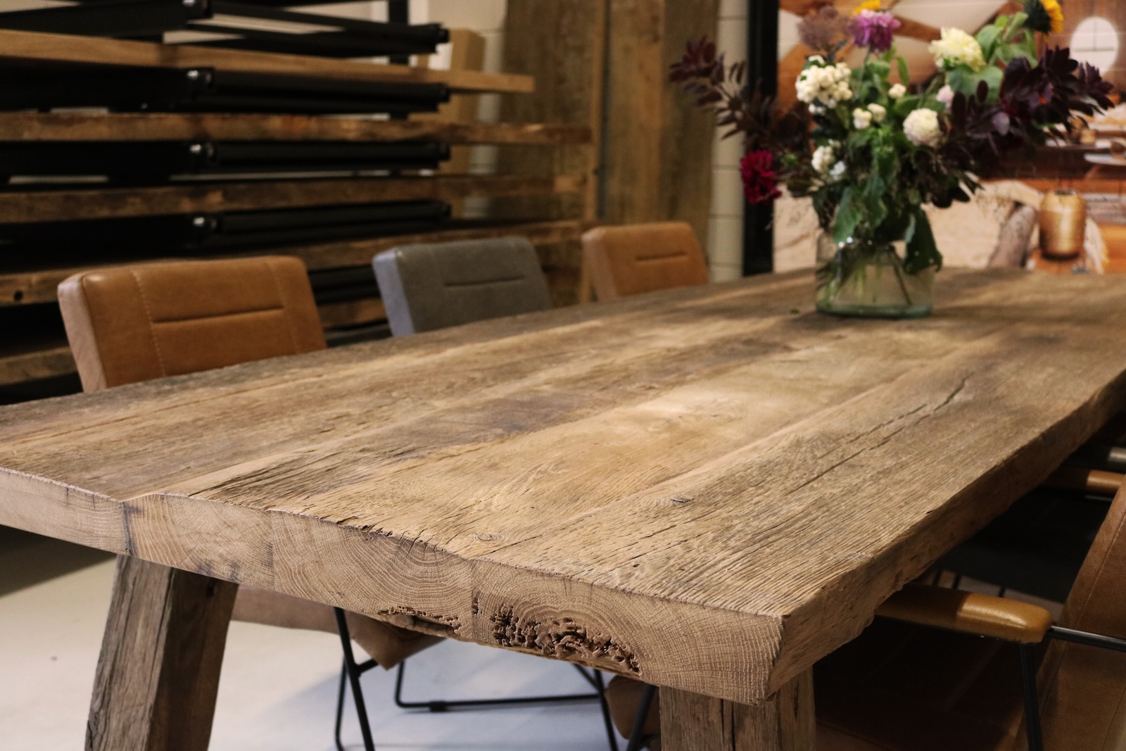 oud eiken tafel in woonkamer
