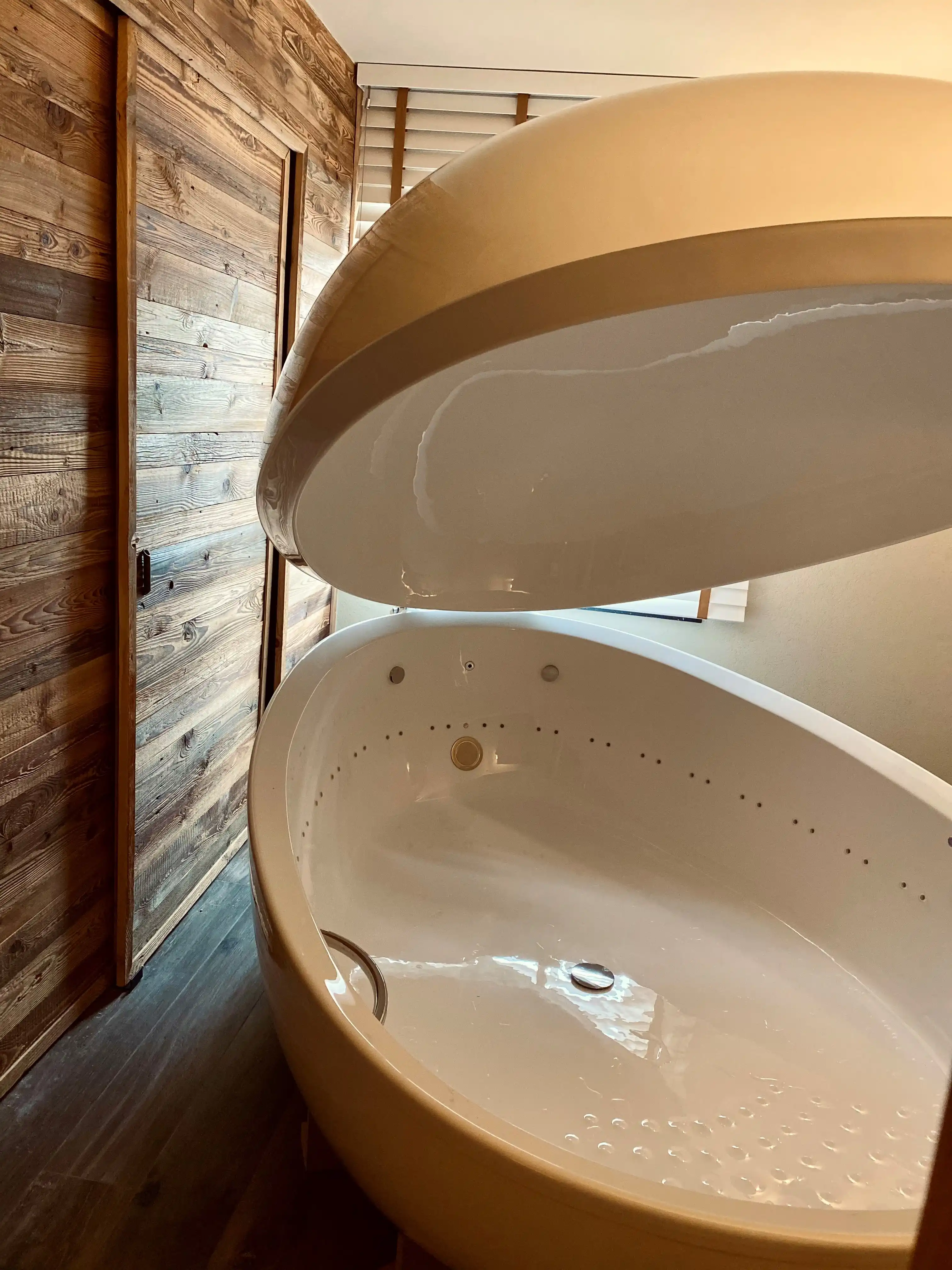 Oud grenen planken als wandbekleding