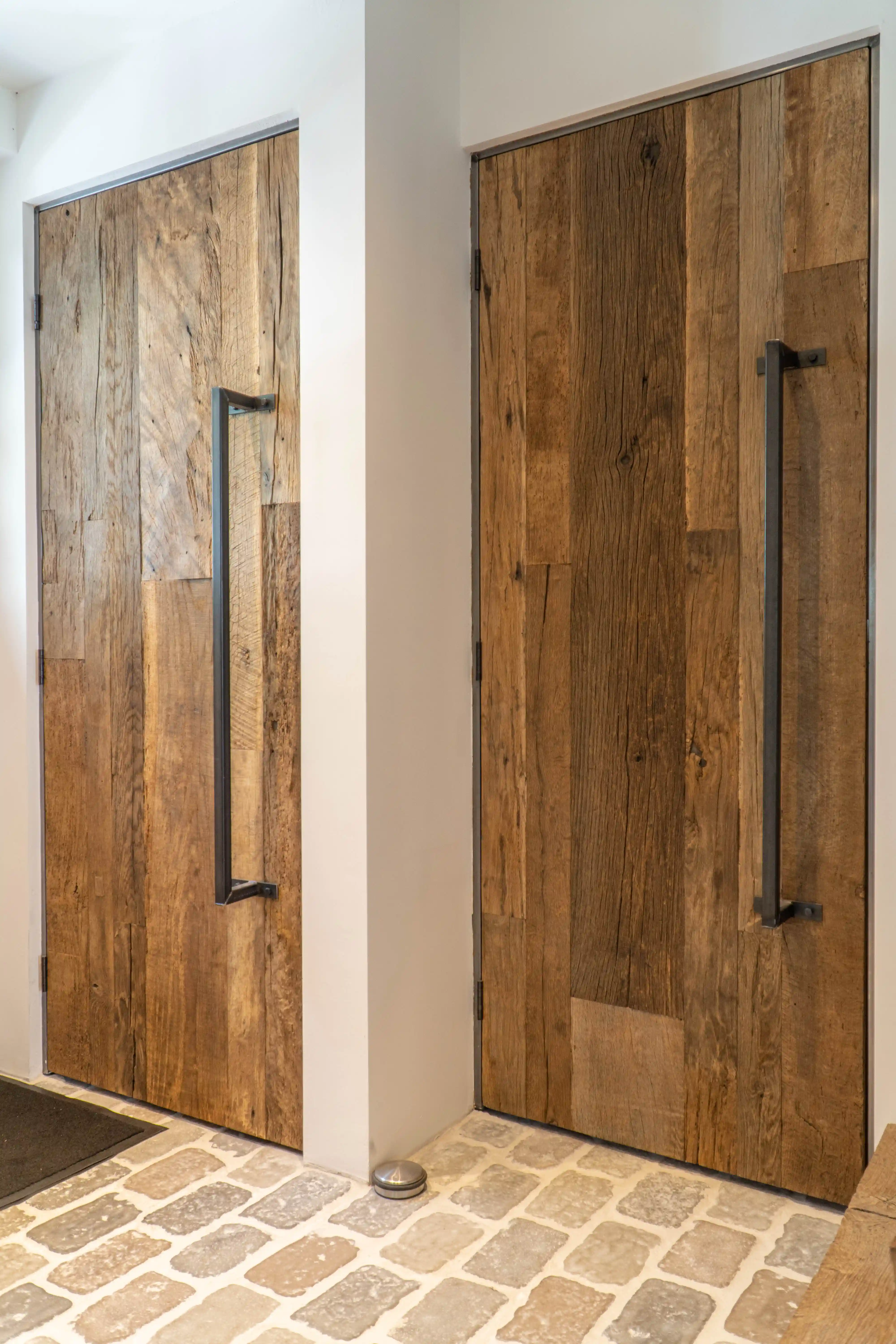 Barnwood deur van geborsteld oud eiken