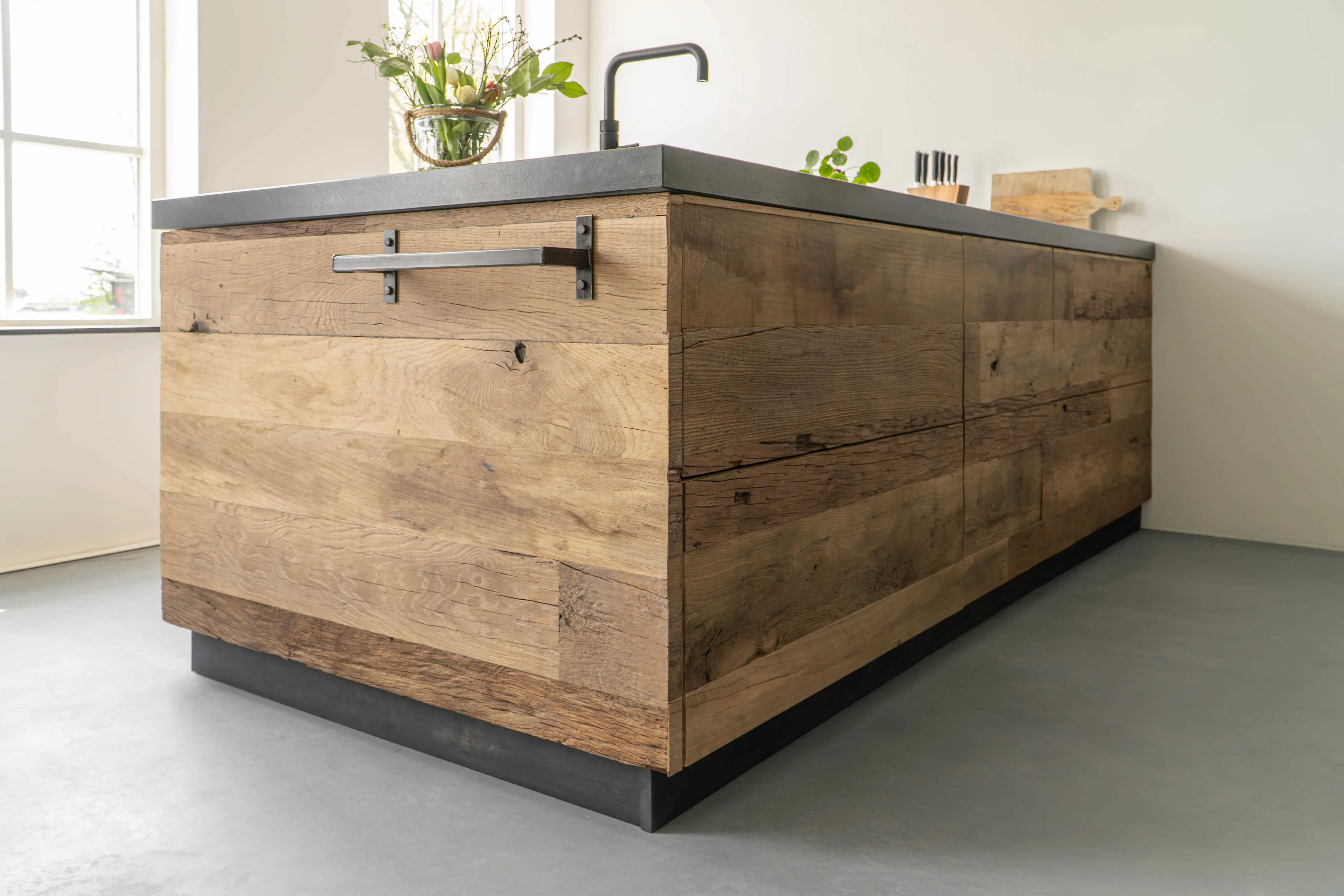 Barnwood keuken met barnwood plaatmateriaal