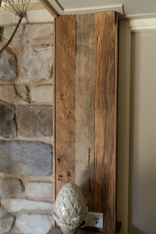 Barnwood muurbekleding met stenen