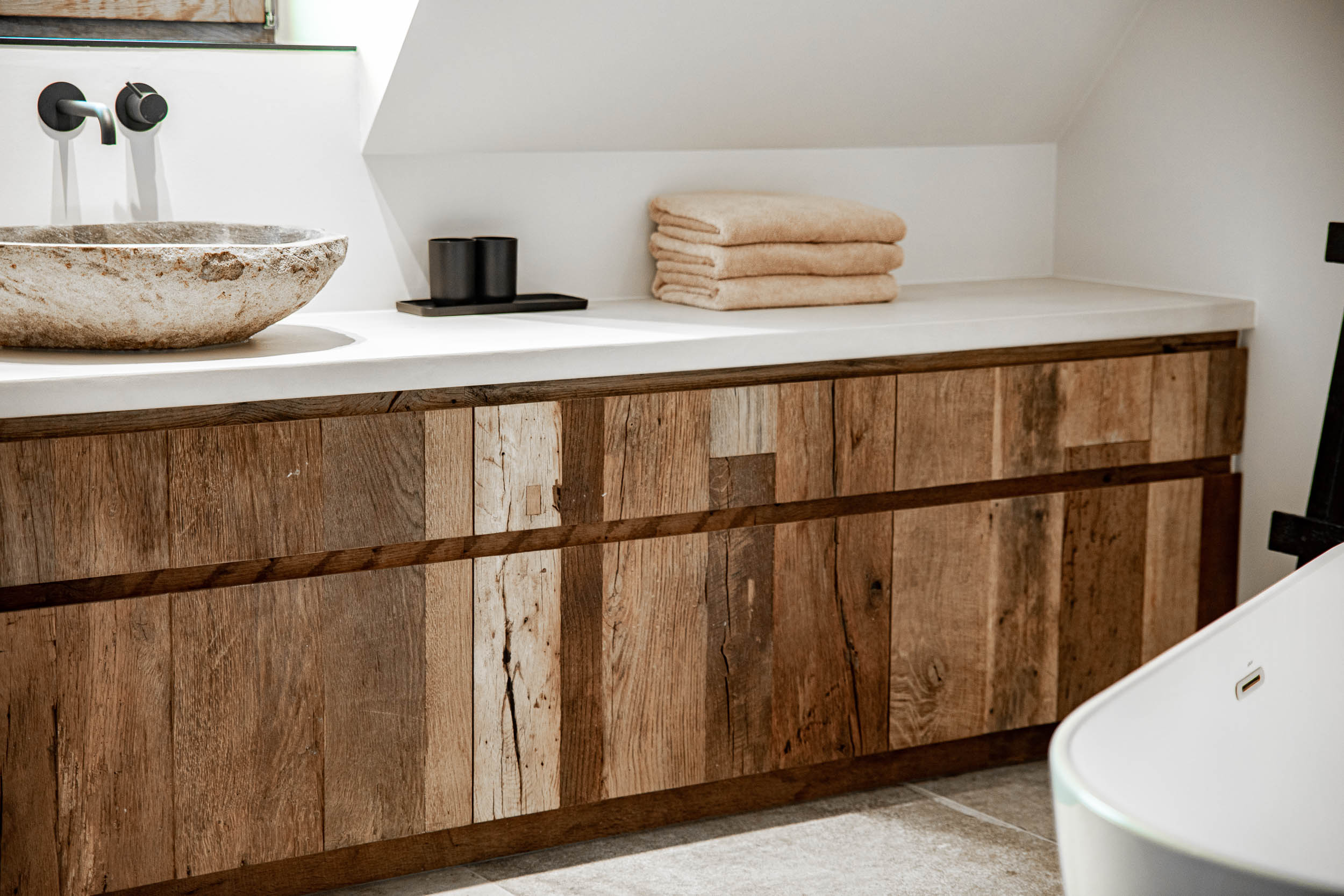 Barnwood plaatmateriaal in badkamer