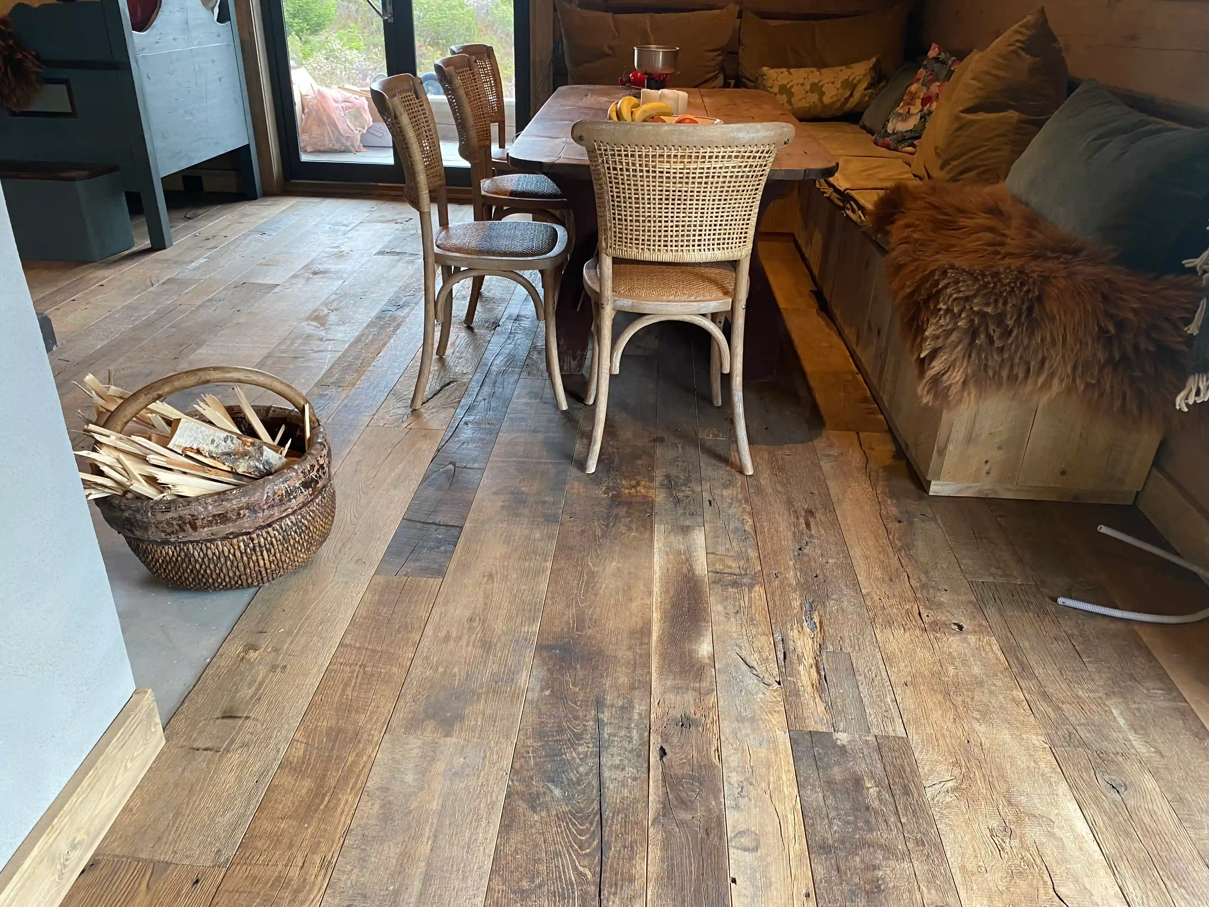 Oude eiken vloer van doorleefd hout
