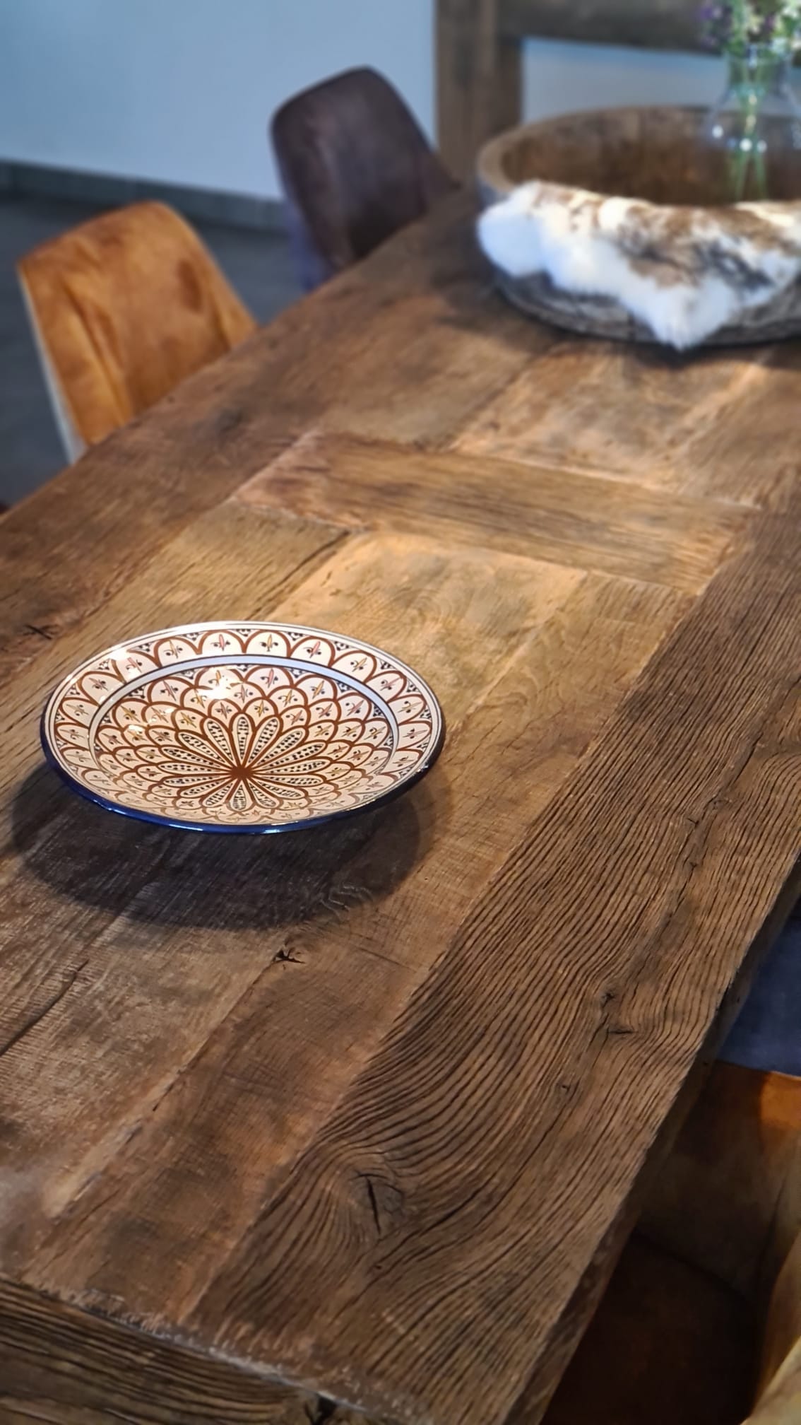 Kloostertafel van oud eiken in een eetkamer