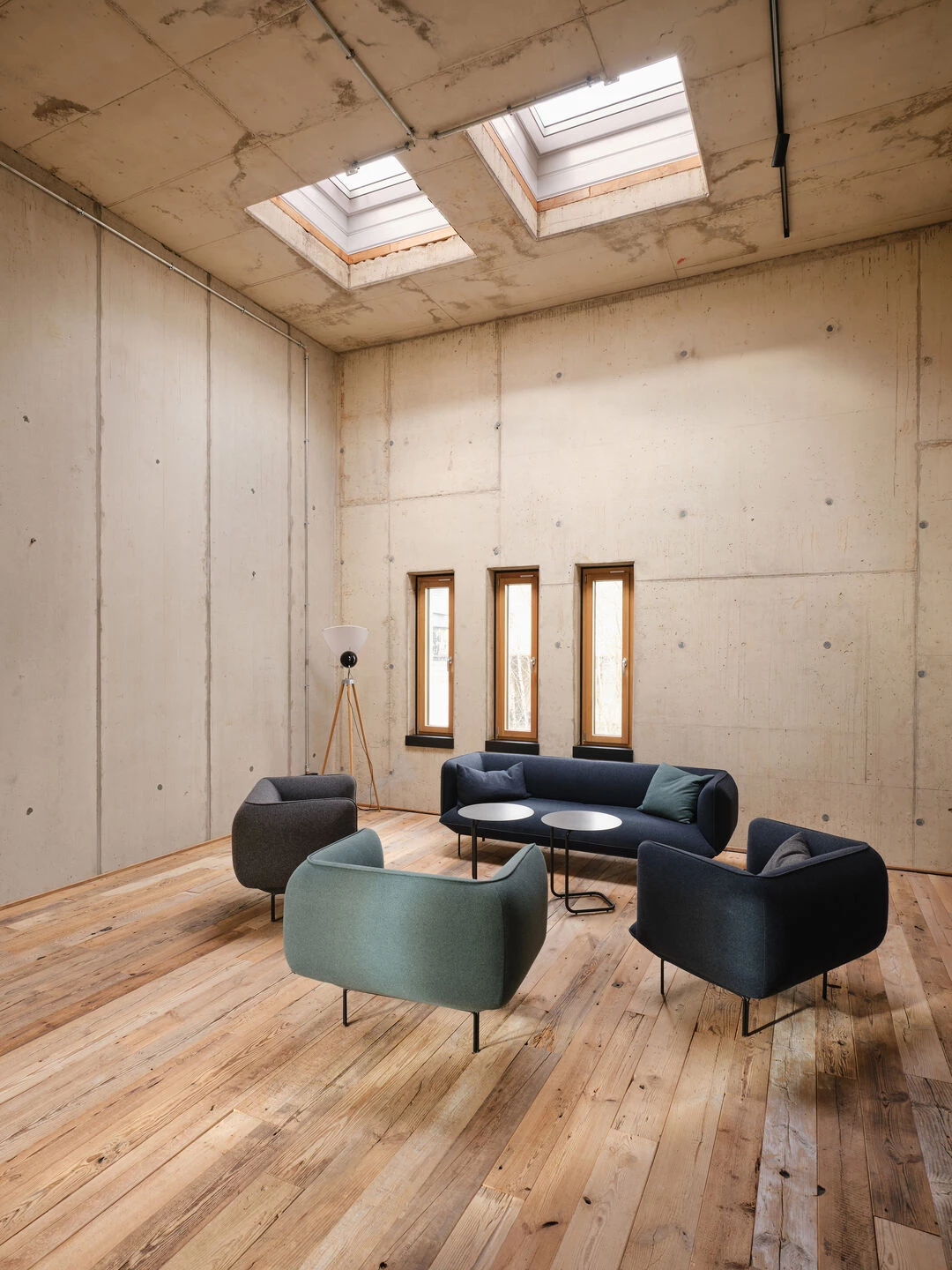Oude houten vloeren in ruime woonkamer