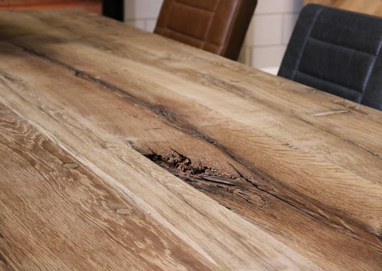eettafel oud eiken met noesten