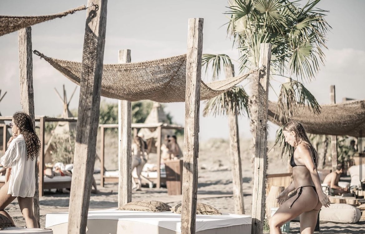 Oude eiken gebinten op strand