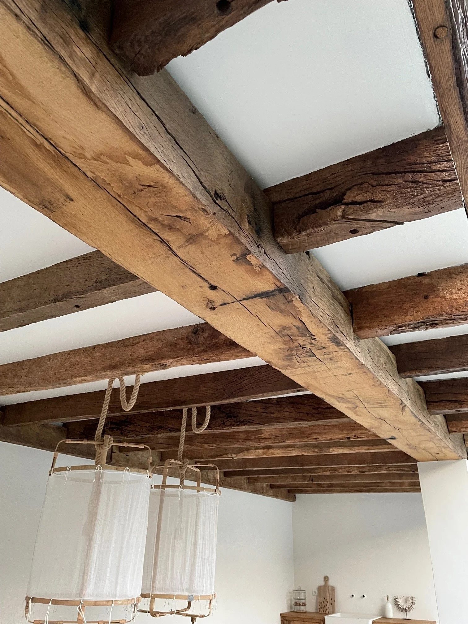 Oude houten balken aan het plafond