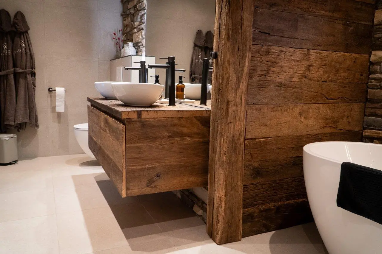 Barnwood wandbekleding in badkamer