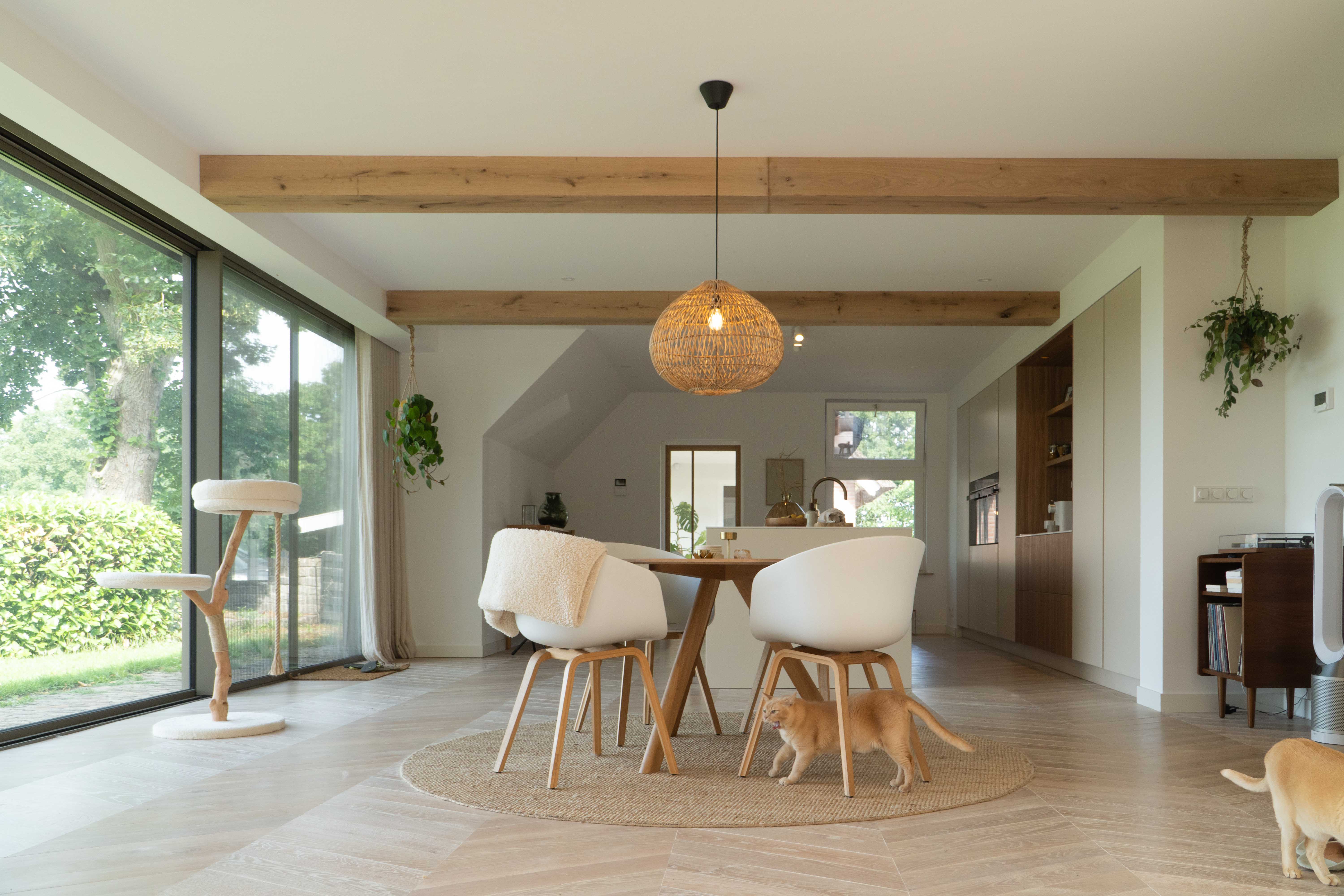 Stalen balk bekleden met eikenhout.