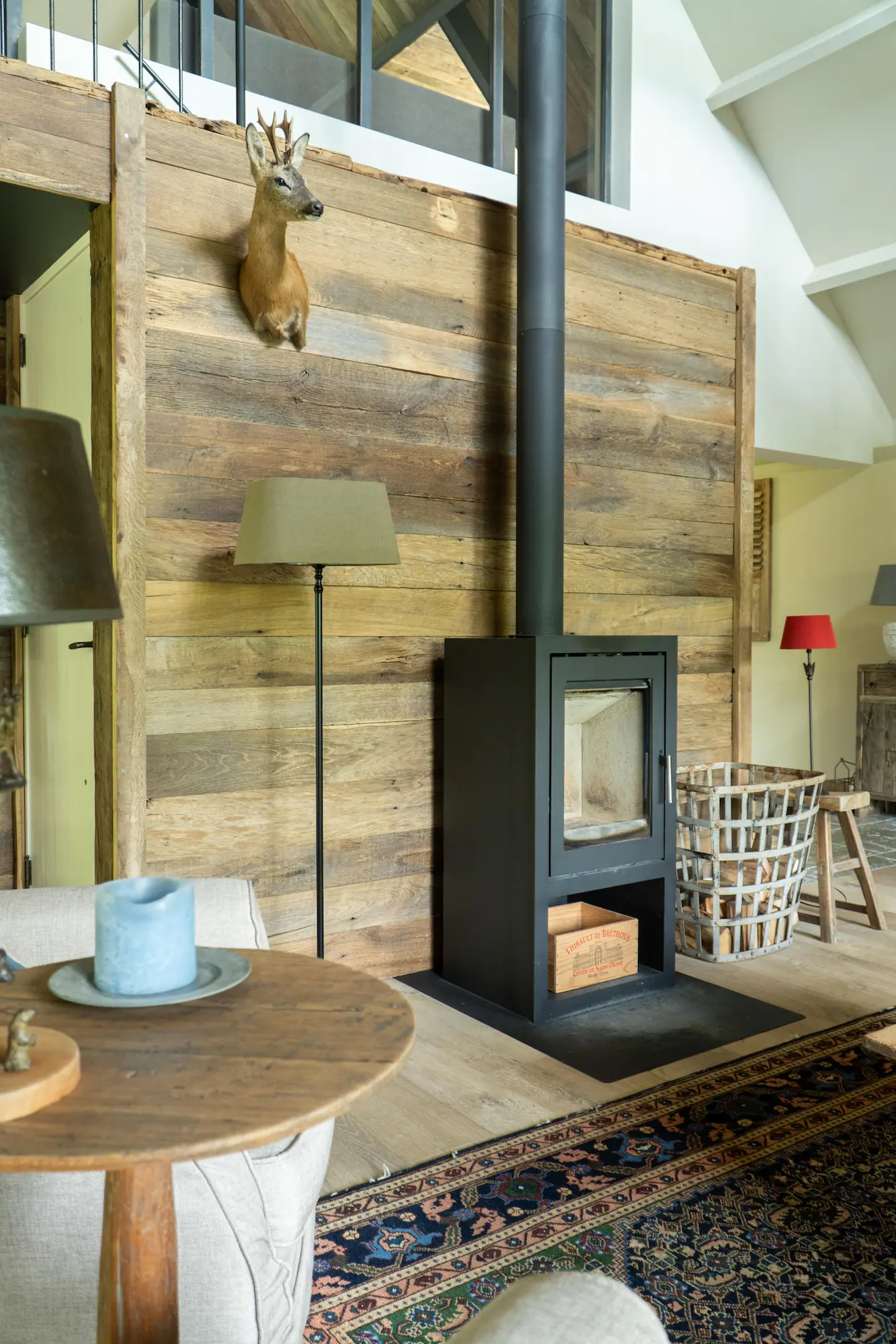 Barnwood wandbekleding van oud hout met natuurlijke structuur en warme kleurtinten