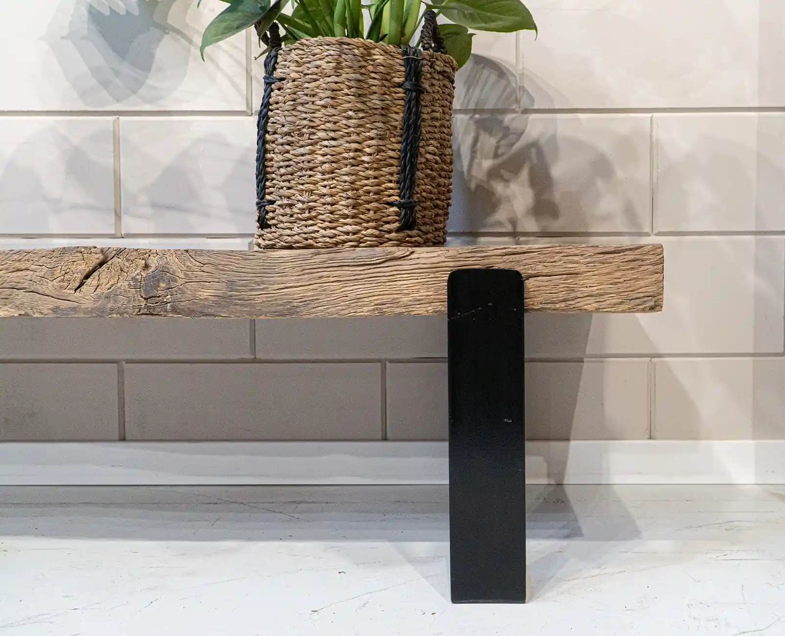 Detail van een oud eiken TV meubel