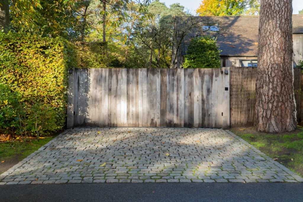 Houten poort van oud eiken hout