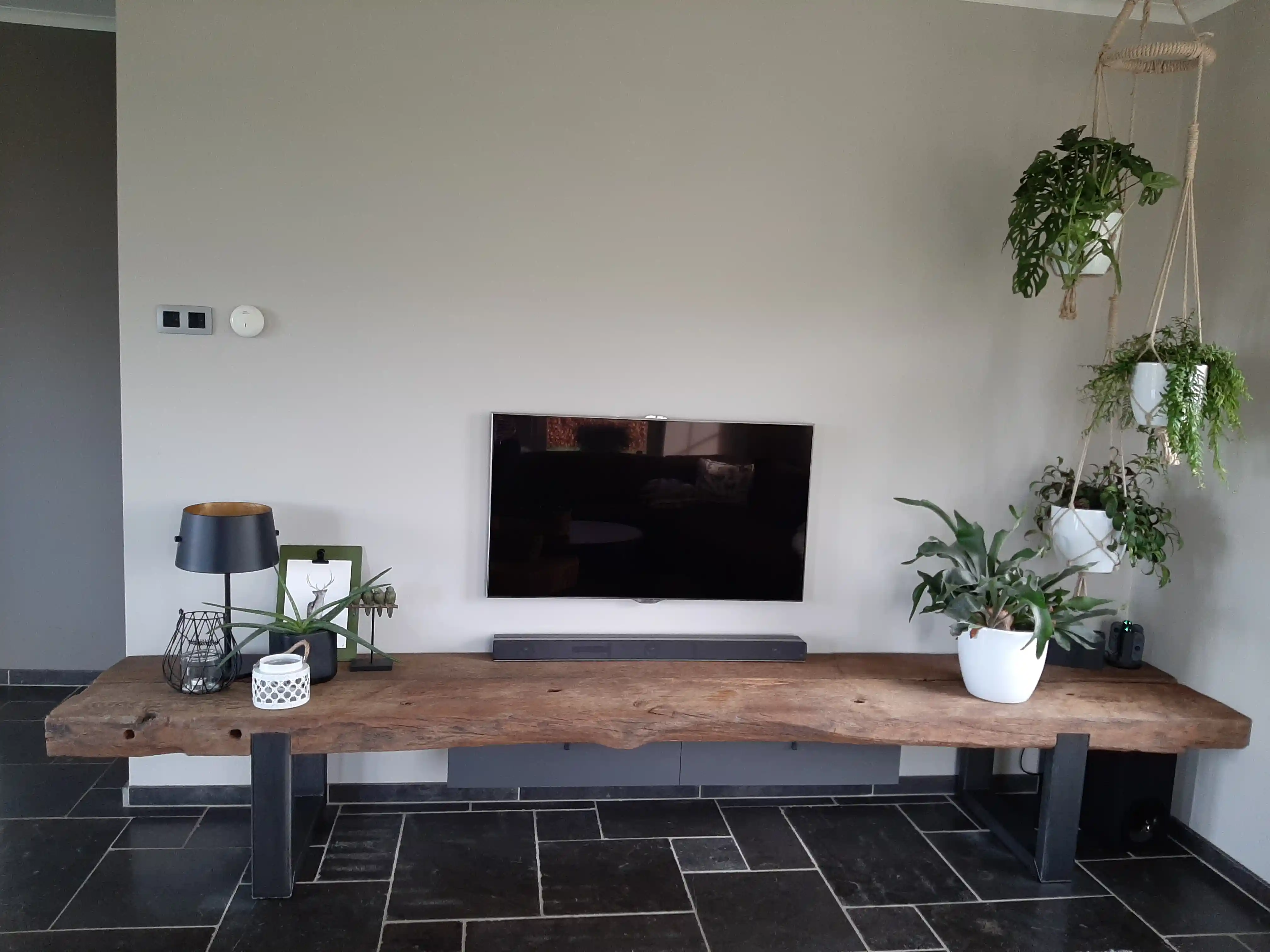 Oud eiken TV meubel in een lichte woonkamer