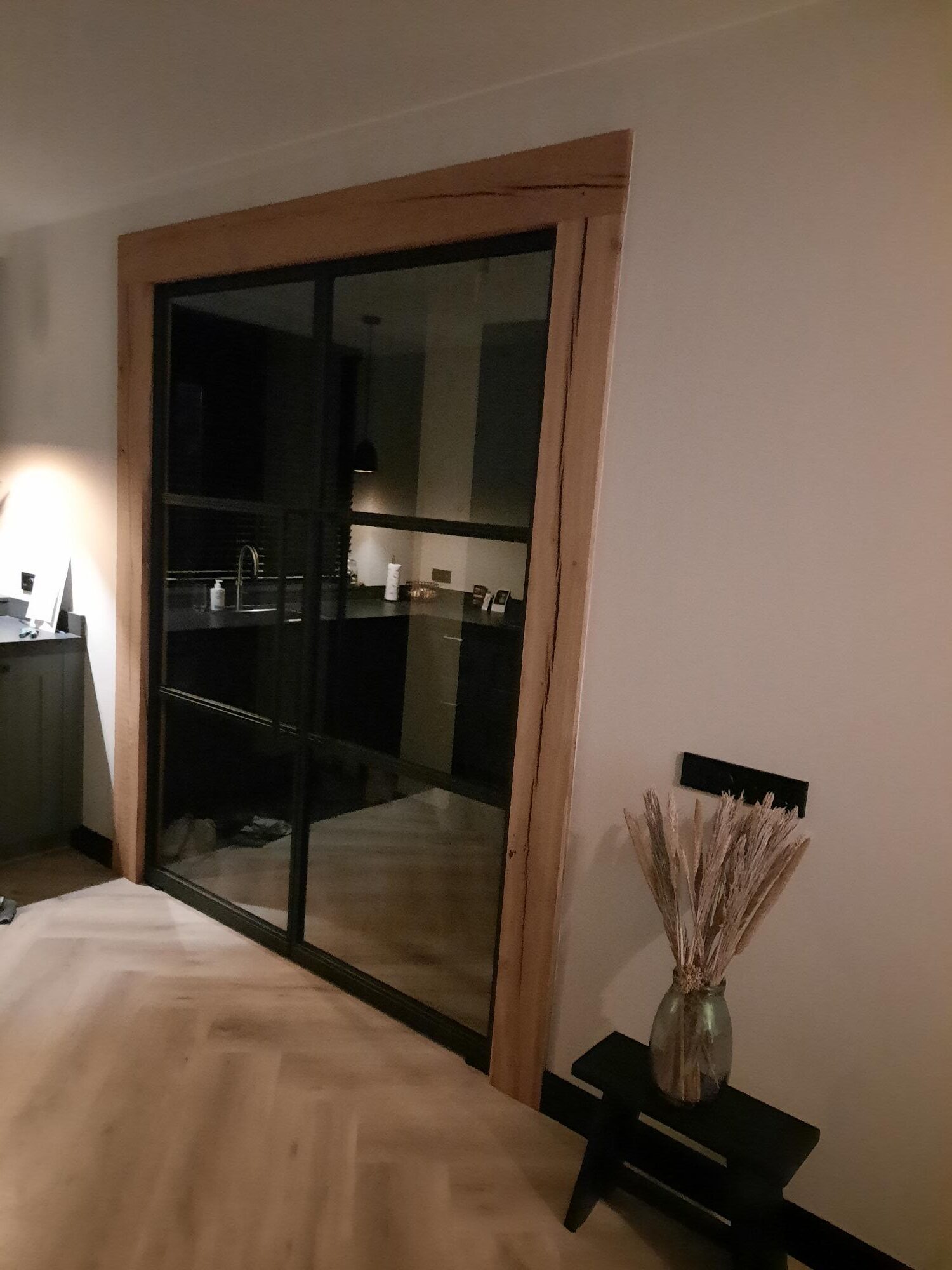 Oud eiken balk op maat in woonkamer