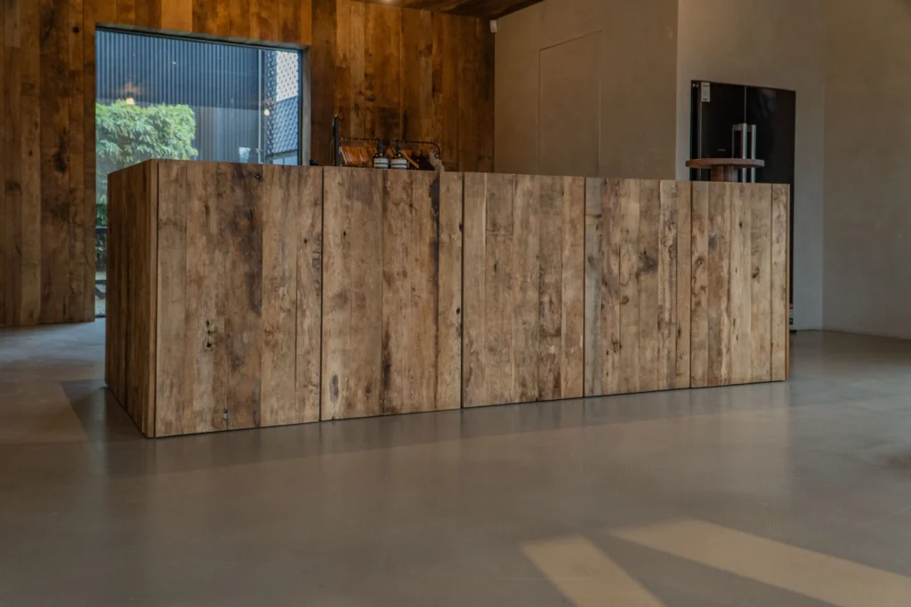 Oude houten wandbekleding van barnwood