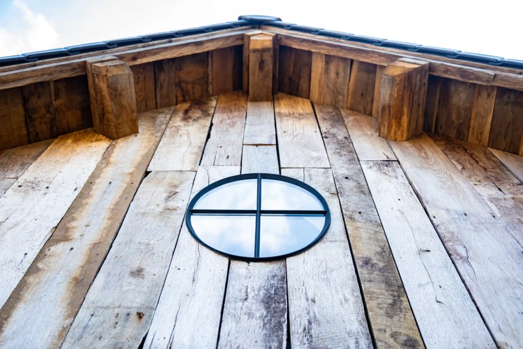 Ecologische gevelbekleding van oud hout