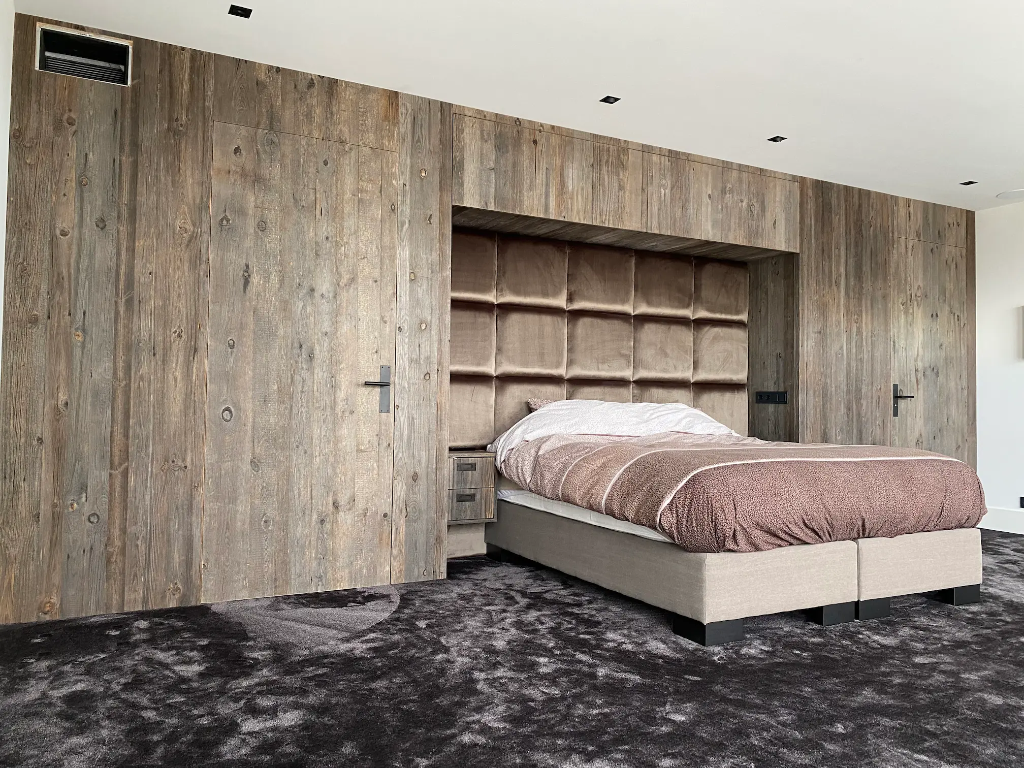 grenen barnwood panelen in slaapkamer