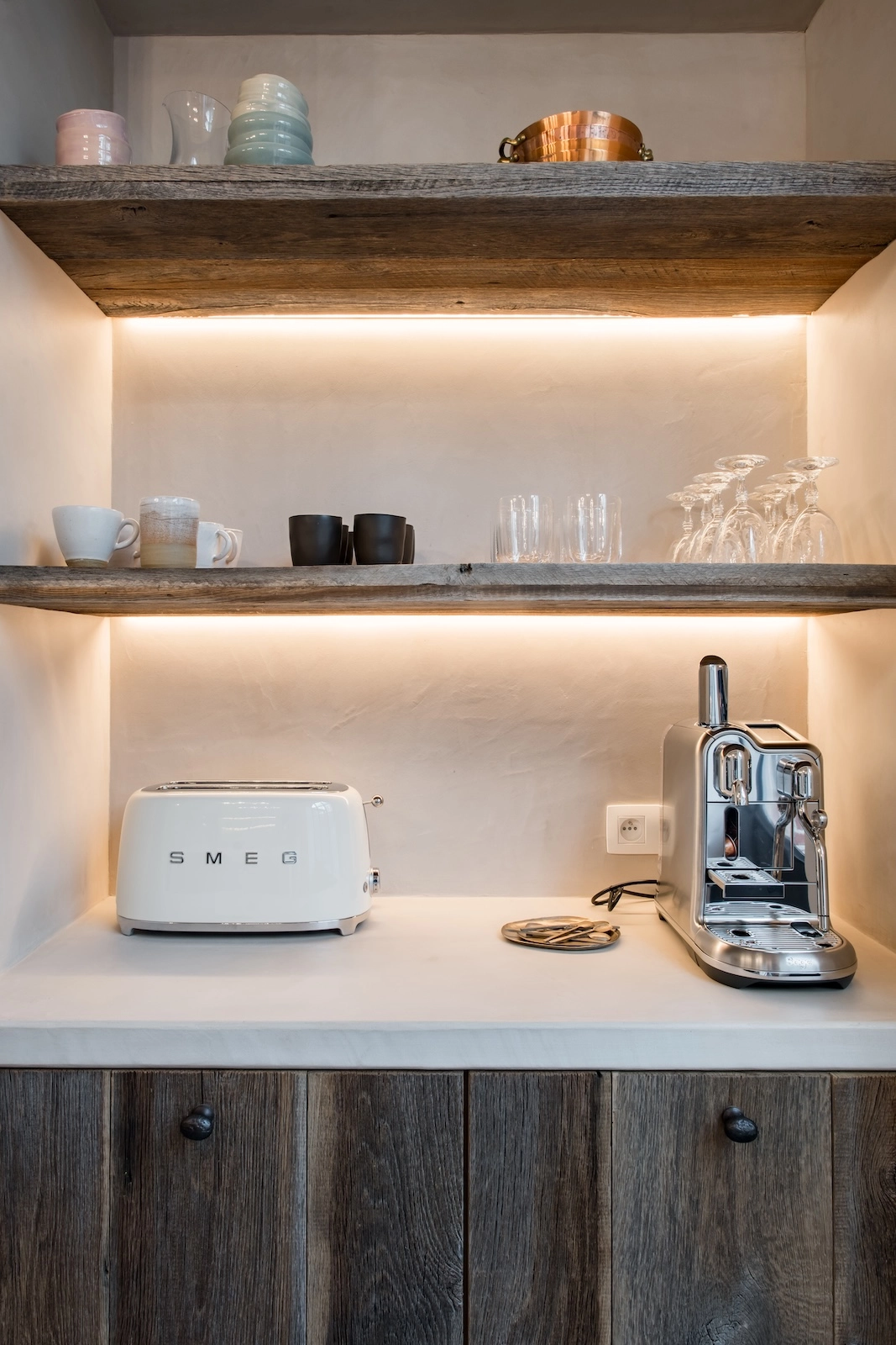 Oude eiken planken in moderne keuken