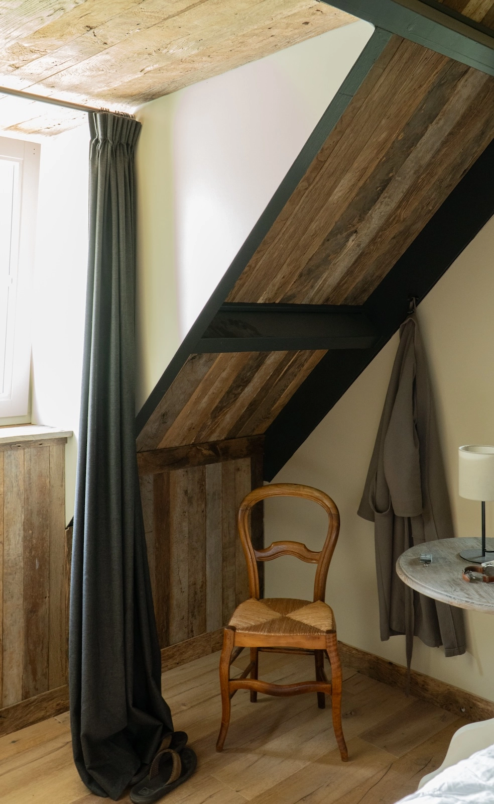 Eiken wandbekleding in een slaapkamer