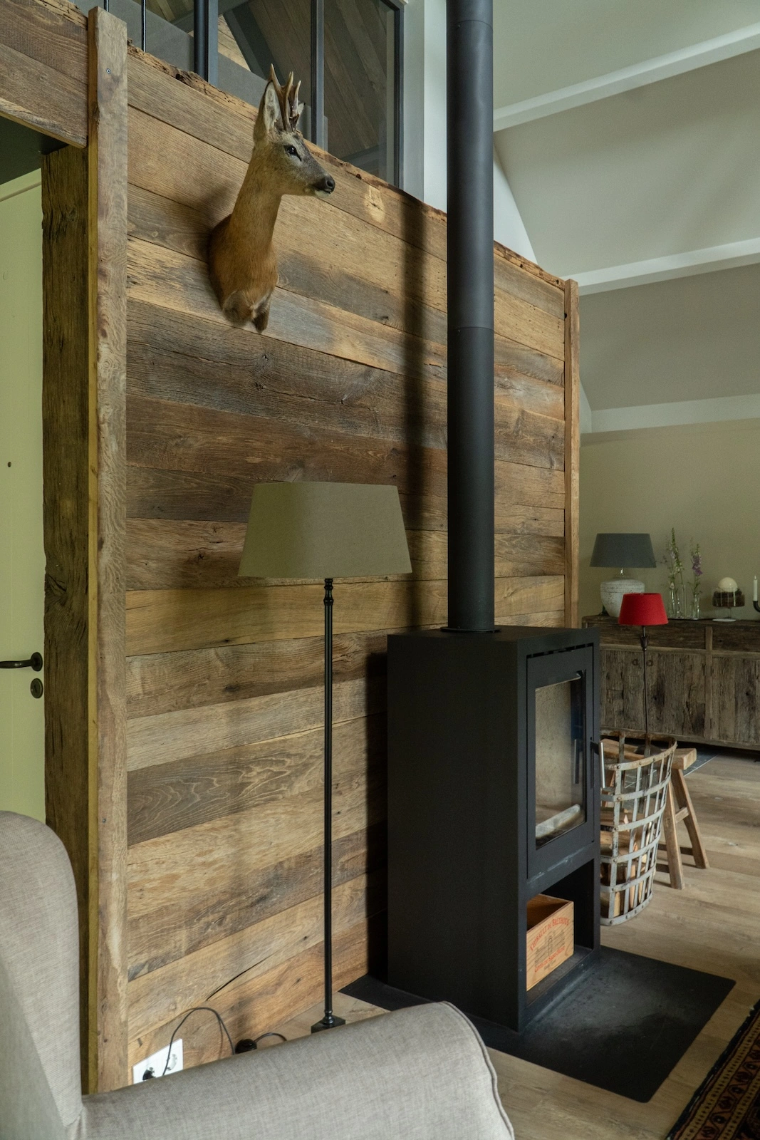 Barnwood wanbekleding van oud eiken in een woonkamer