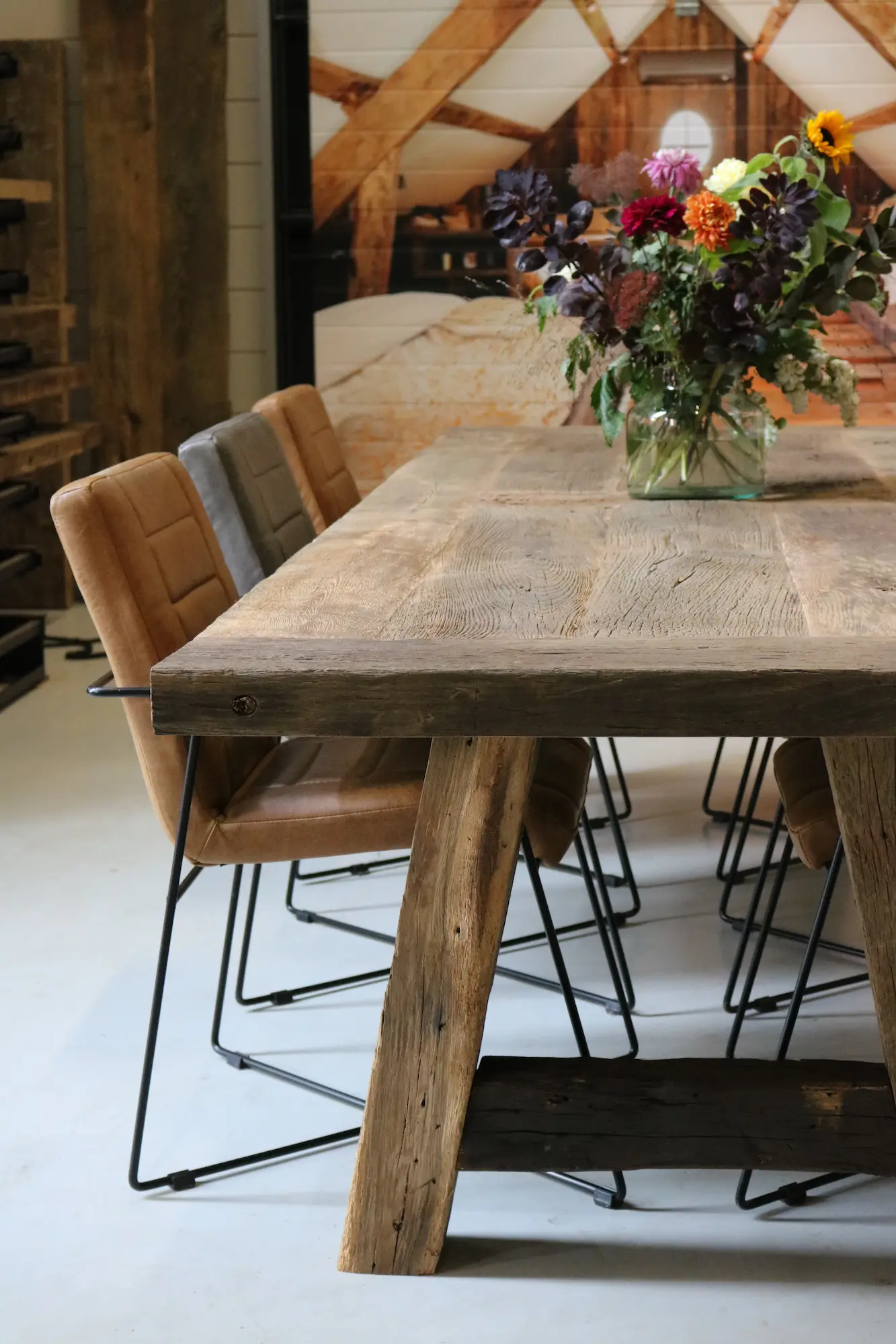 Antieke kloostertafel van oud eiken in landelijk interieur