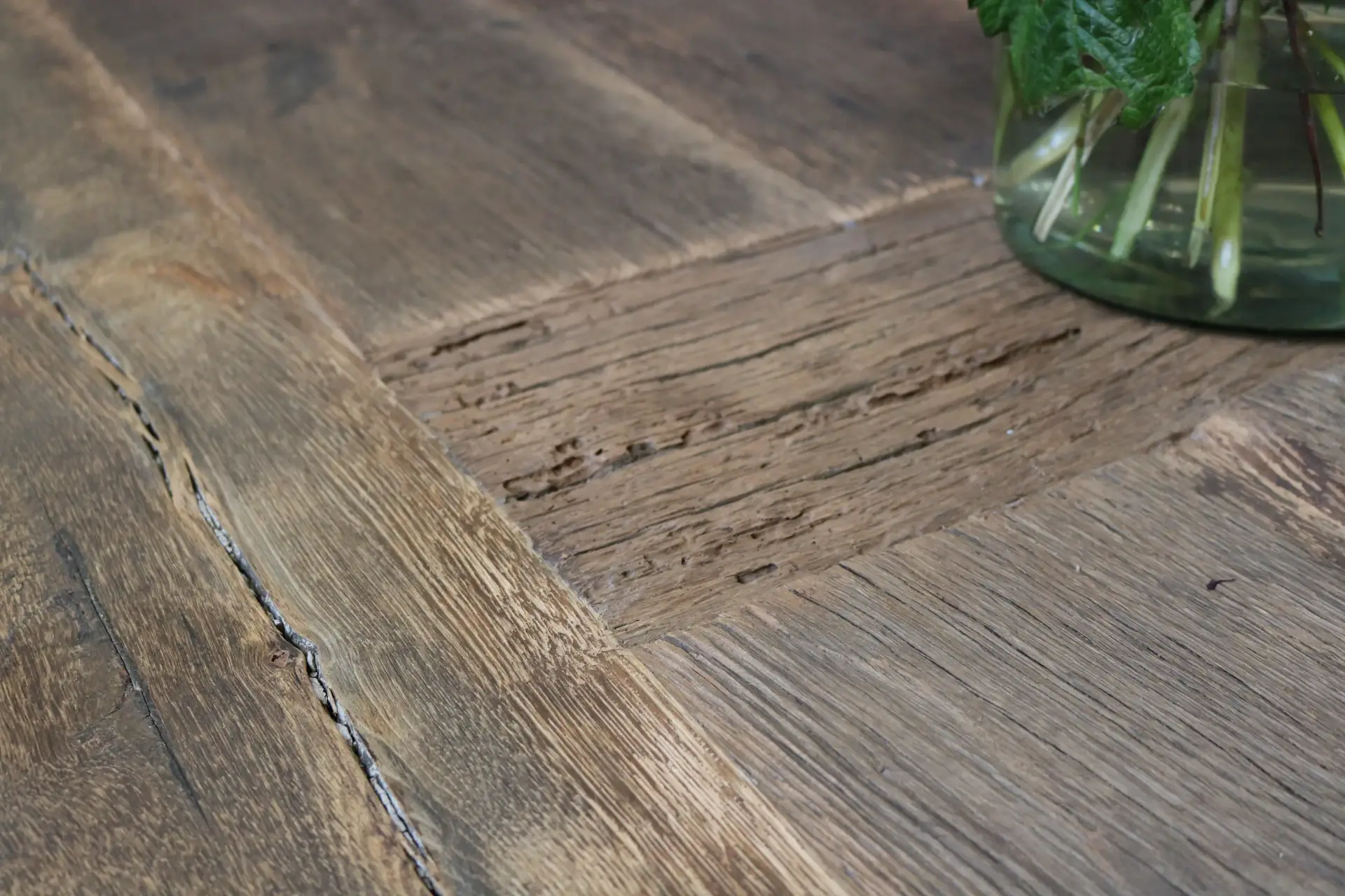 Detail van oud eiken kloostertafel met noesten en scheuren