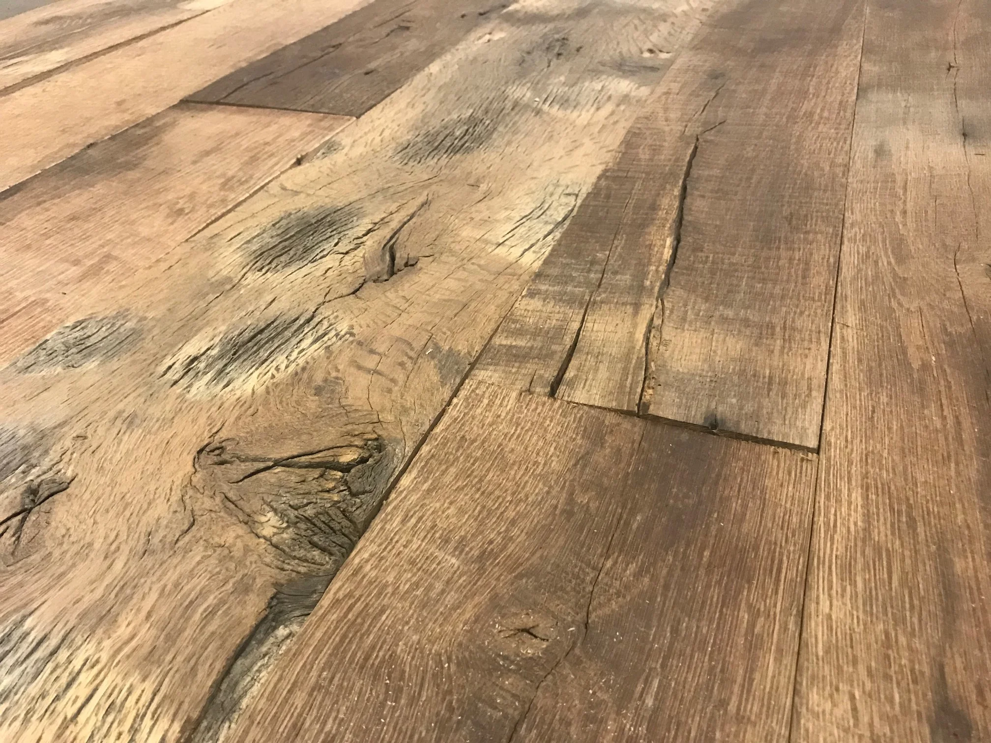 Massieve houten vloer van oud hout