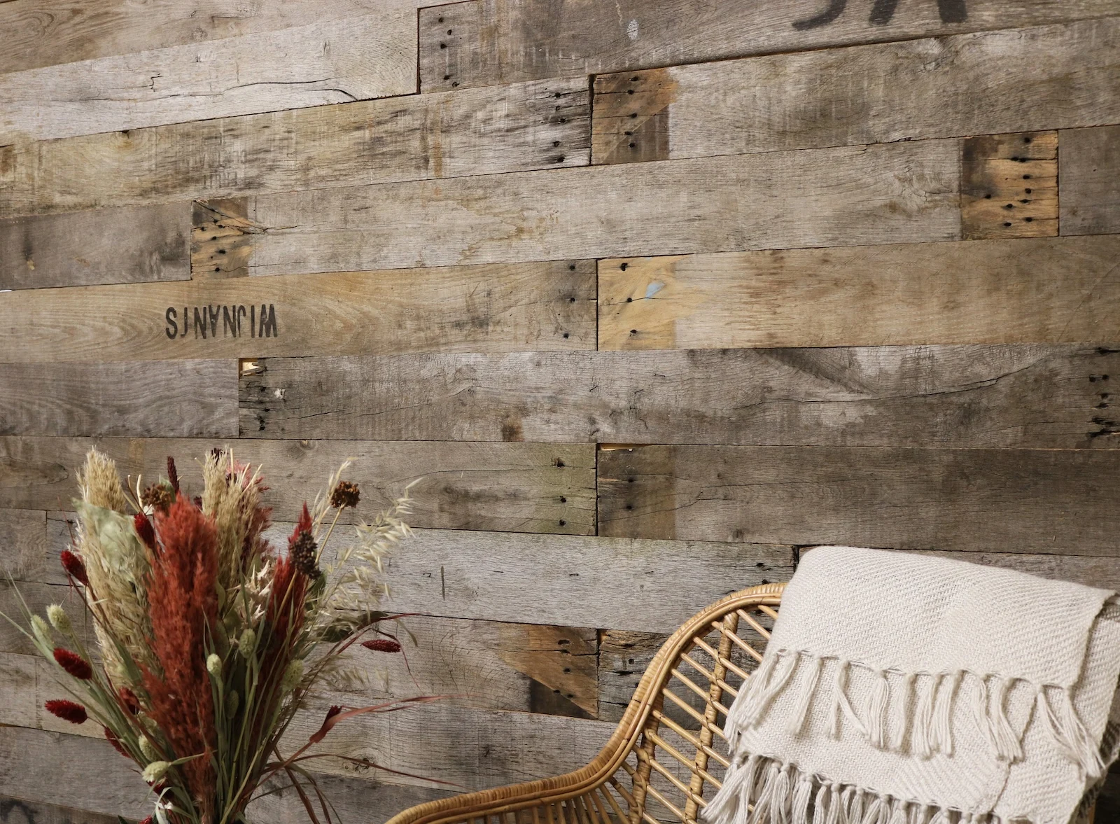 Barnwood muurbekleding in een woonkamer