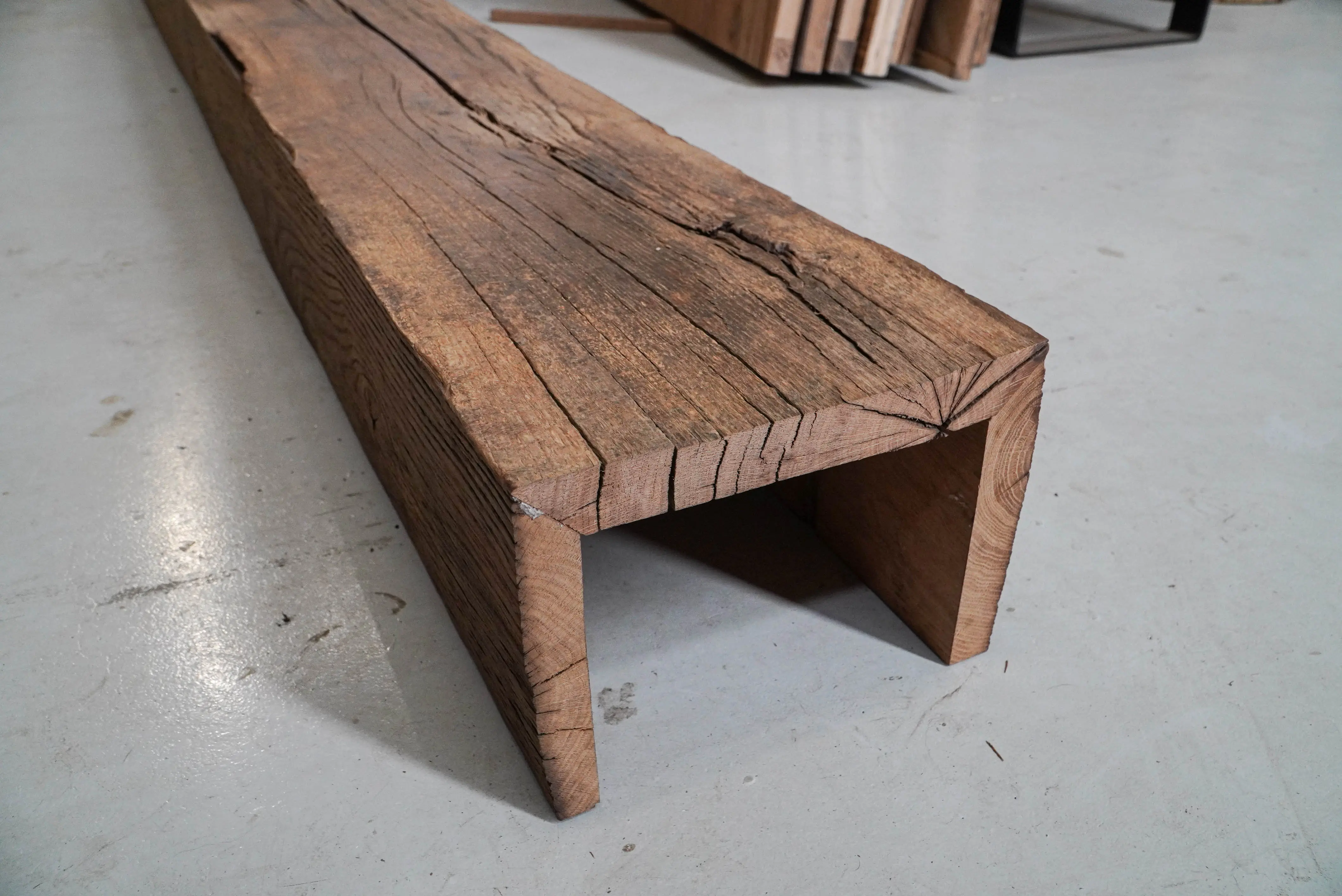 Stalen balk bekleden met eikenhout
