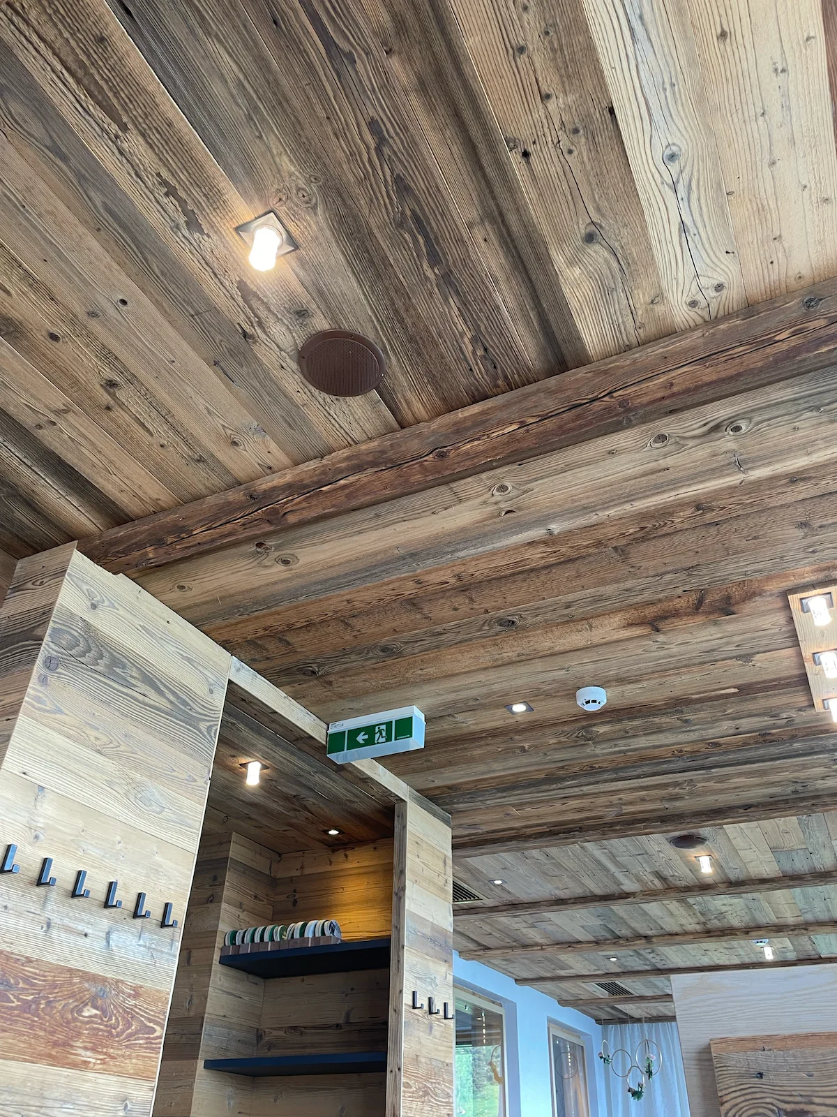 Barnwood plafond in openlijke ruimte