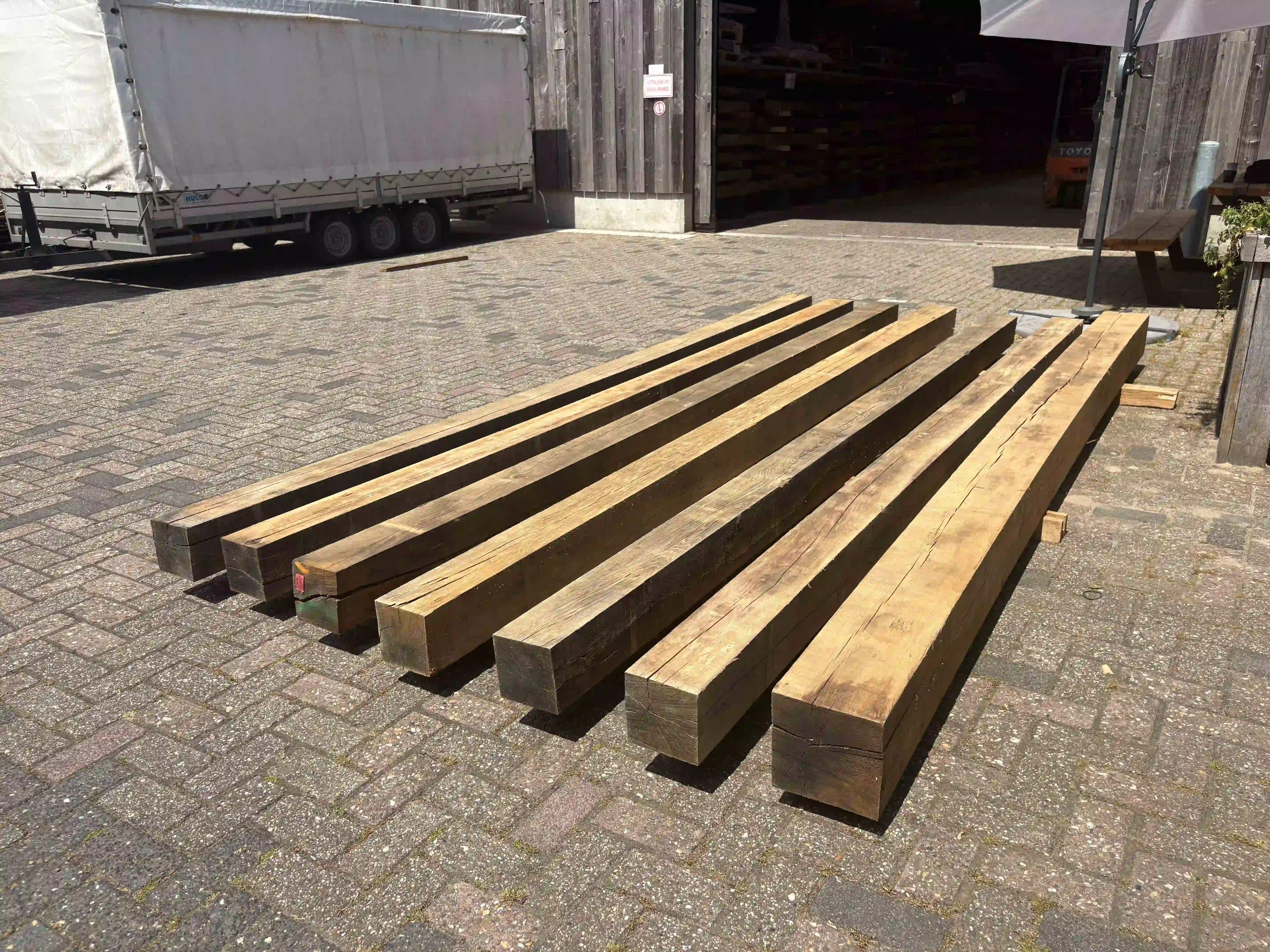 Eiken balken winddroog