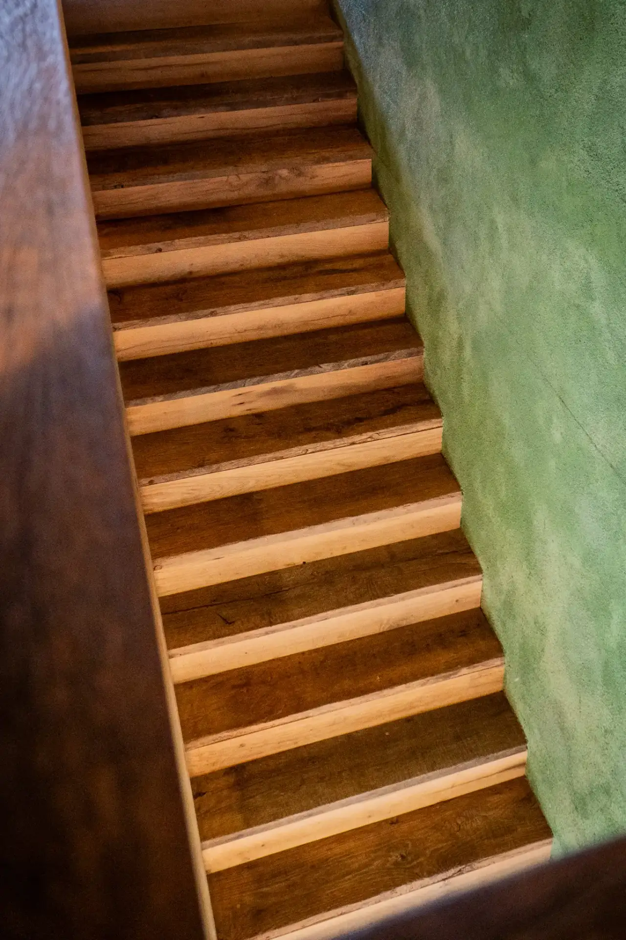 Massief oud eiken trap als blikvanger in het restaurant interieur
