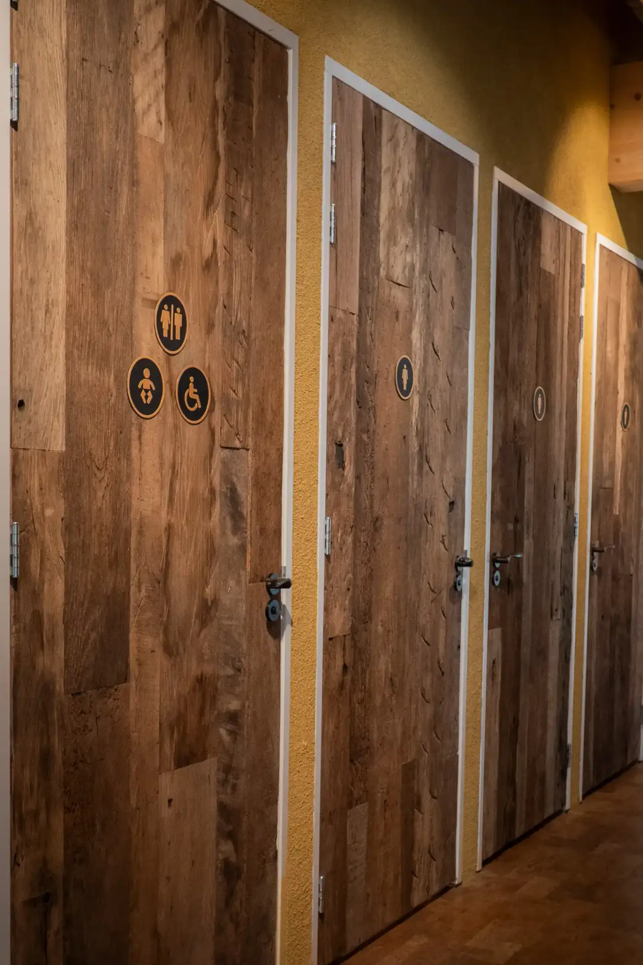 Massief eiken deuren passend bij de warme uitstraling van het restaurant