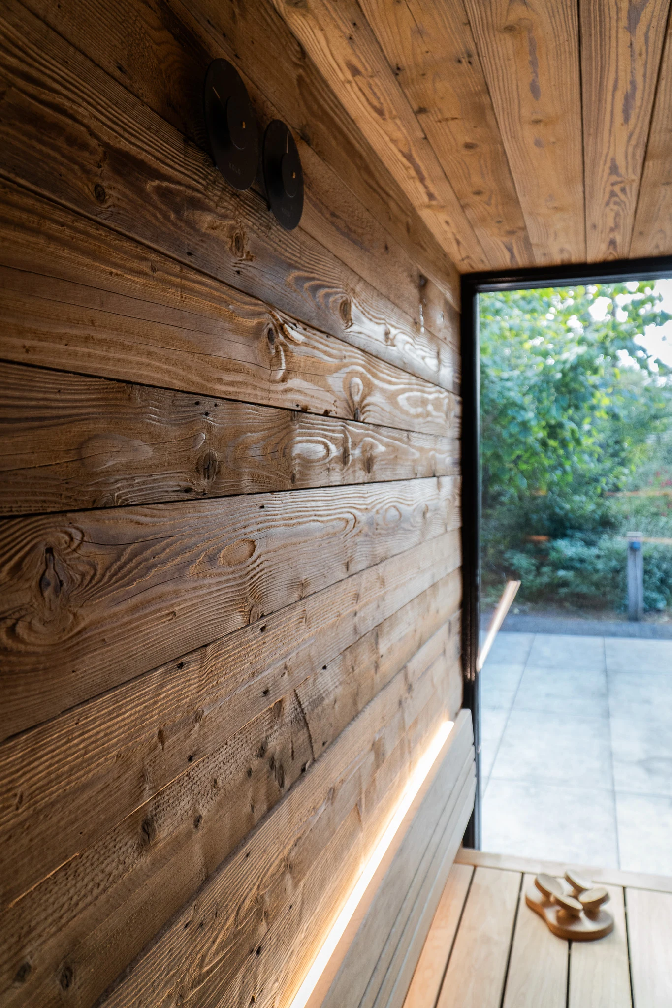 Oude grenen planken in een sauna