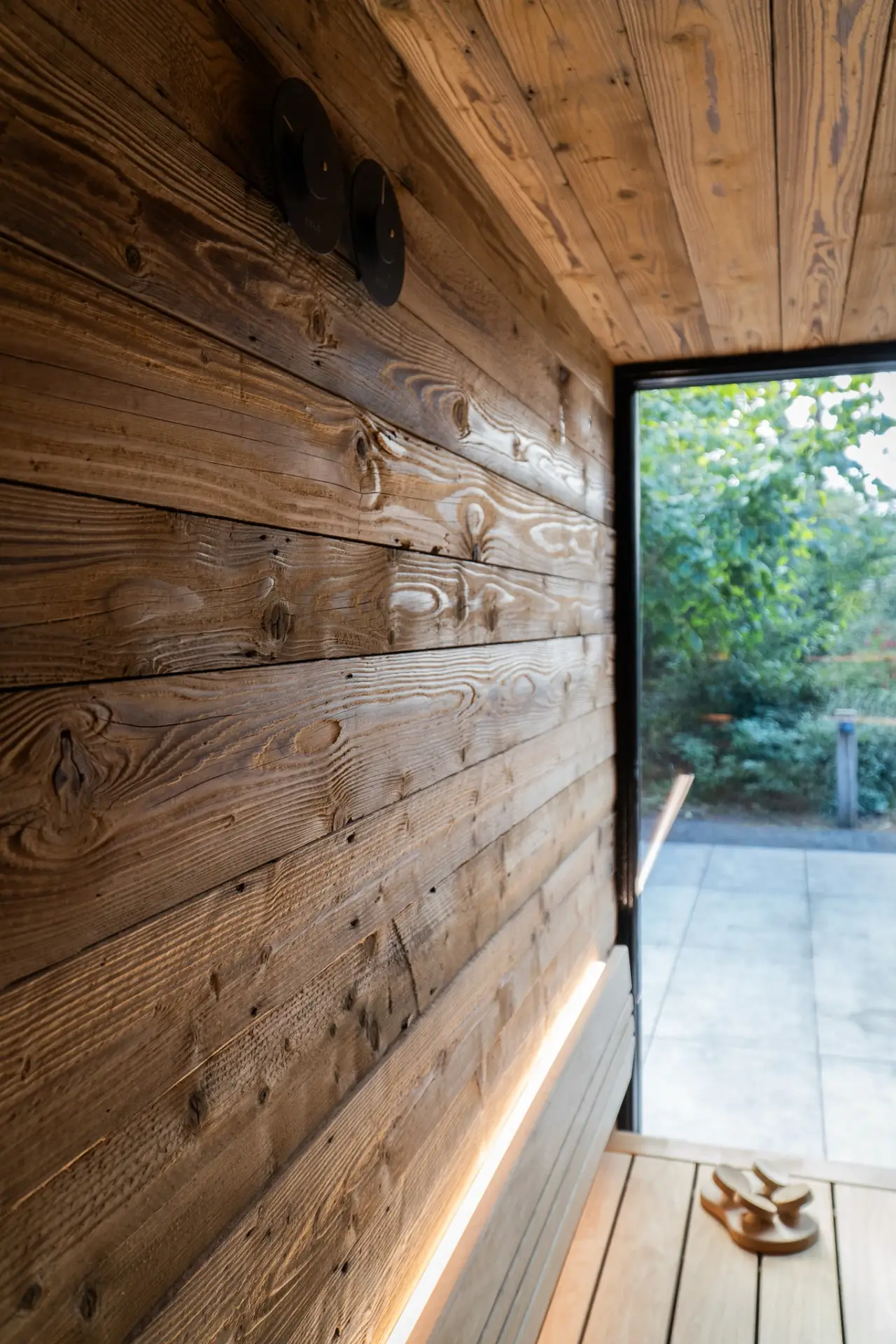 Oude grenen planken in sauna