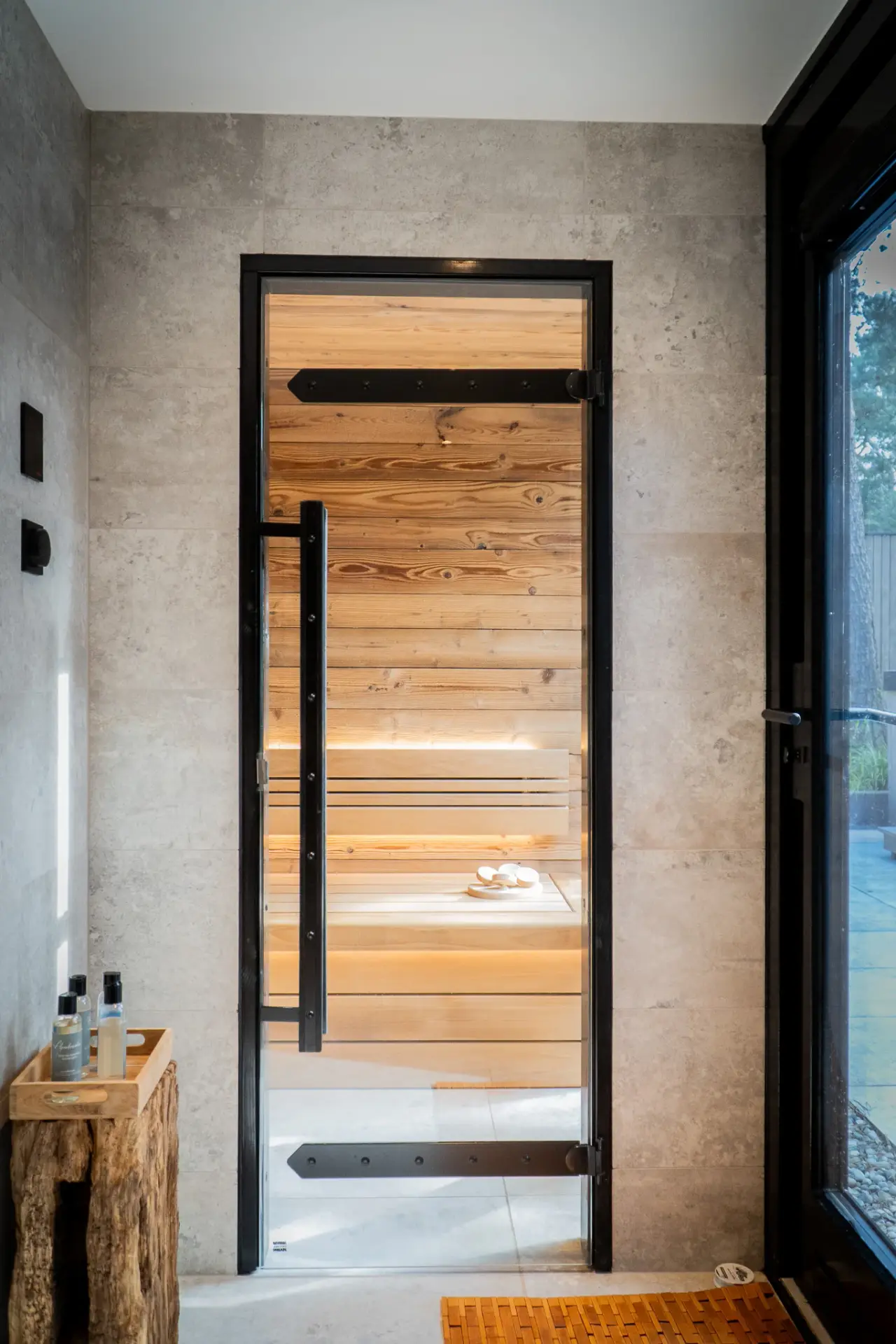 Luxe sauna met oud grenen hout