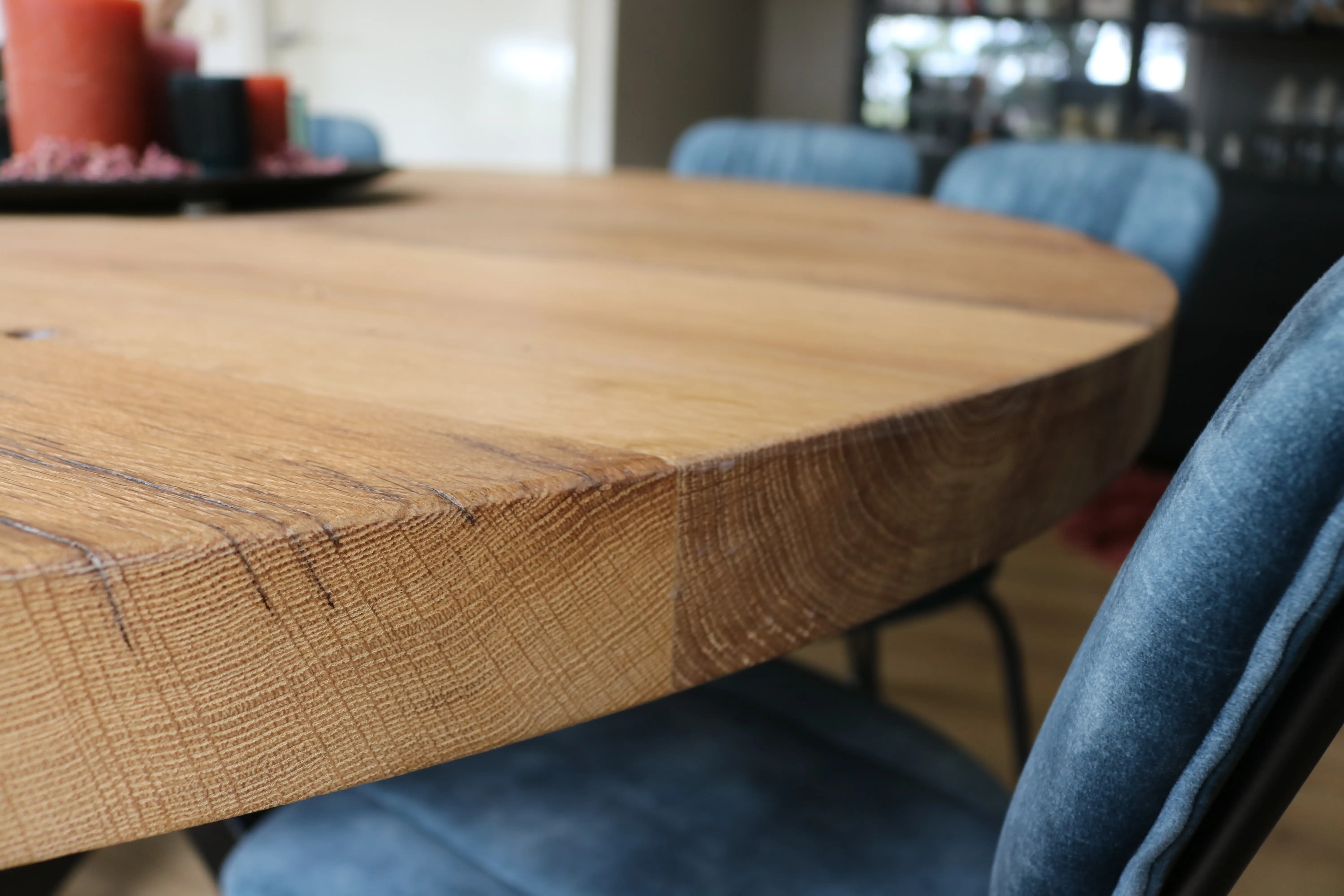 Antieke eiken ronde eettafel in landelijke eetkamer met sfeervolle uitstraling