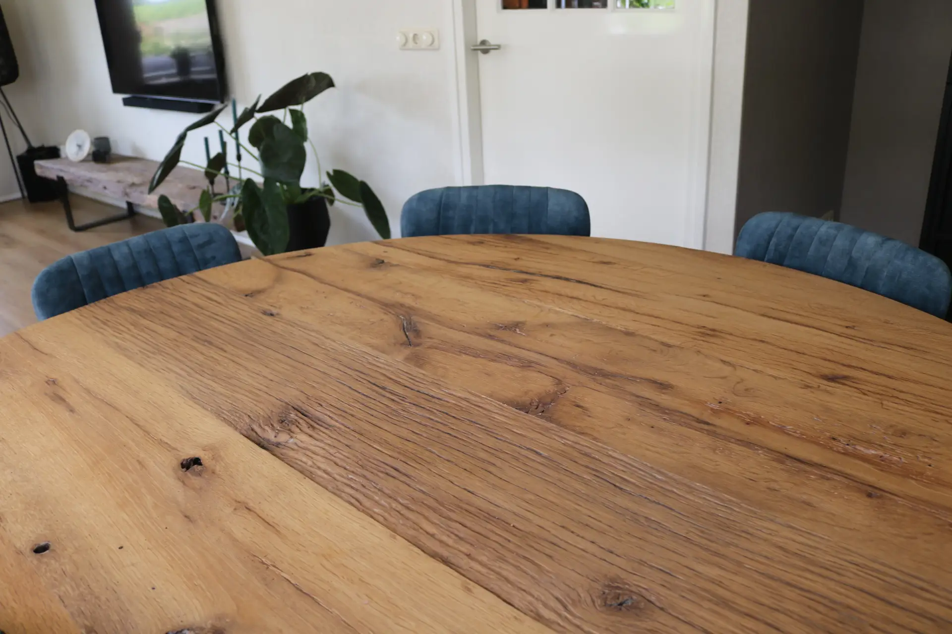 Ronde eettafel oud eiken als centraal meubel in gezellige eetruimte