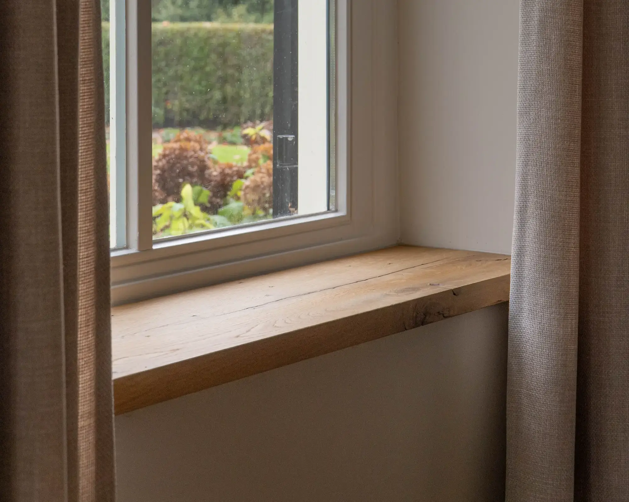 Oud eiken vensterbank