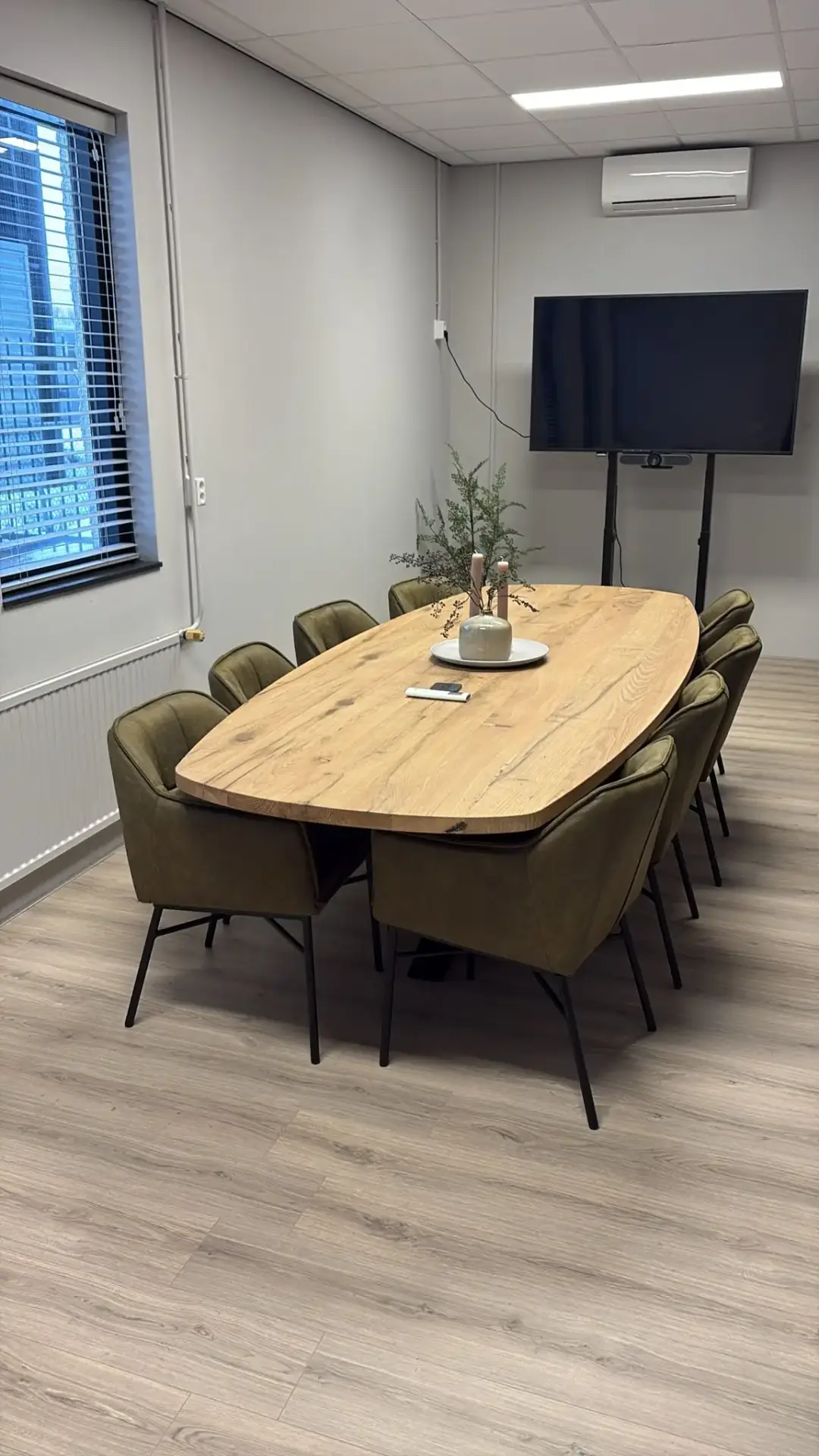 Oud eiken ronde tafel met zichtbare noesten en natuurlijke nerftekening