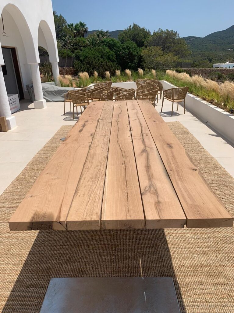 oud eiken tafel buiten