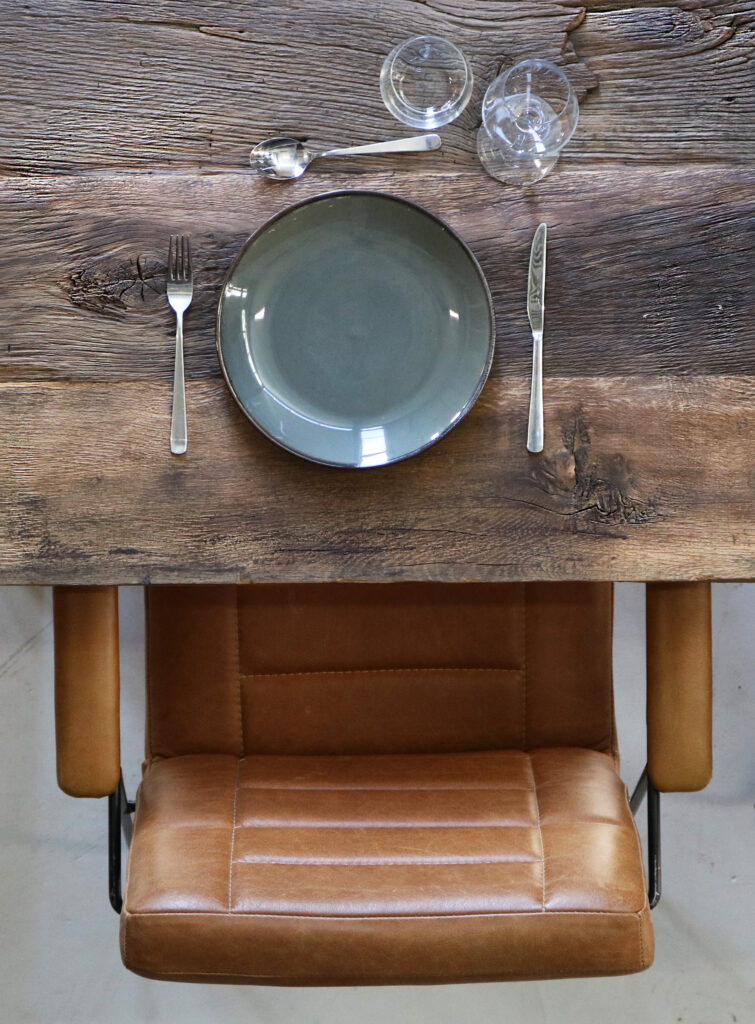 Gedekte kloostertafel in de eetkamer